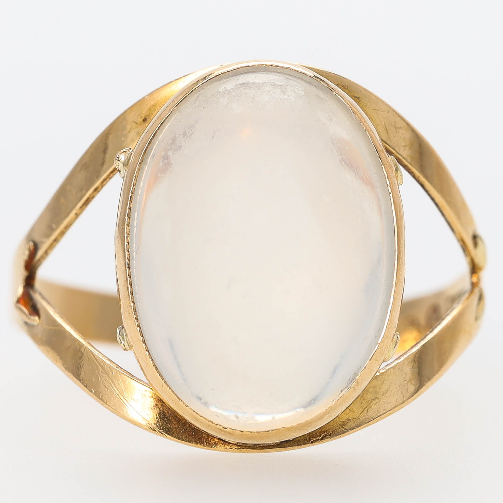 RING, 18 k guld, cabochonslipad månsten, Stockholm 1961.
