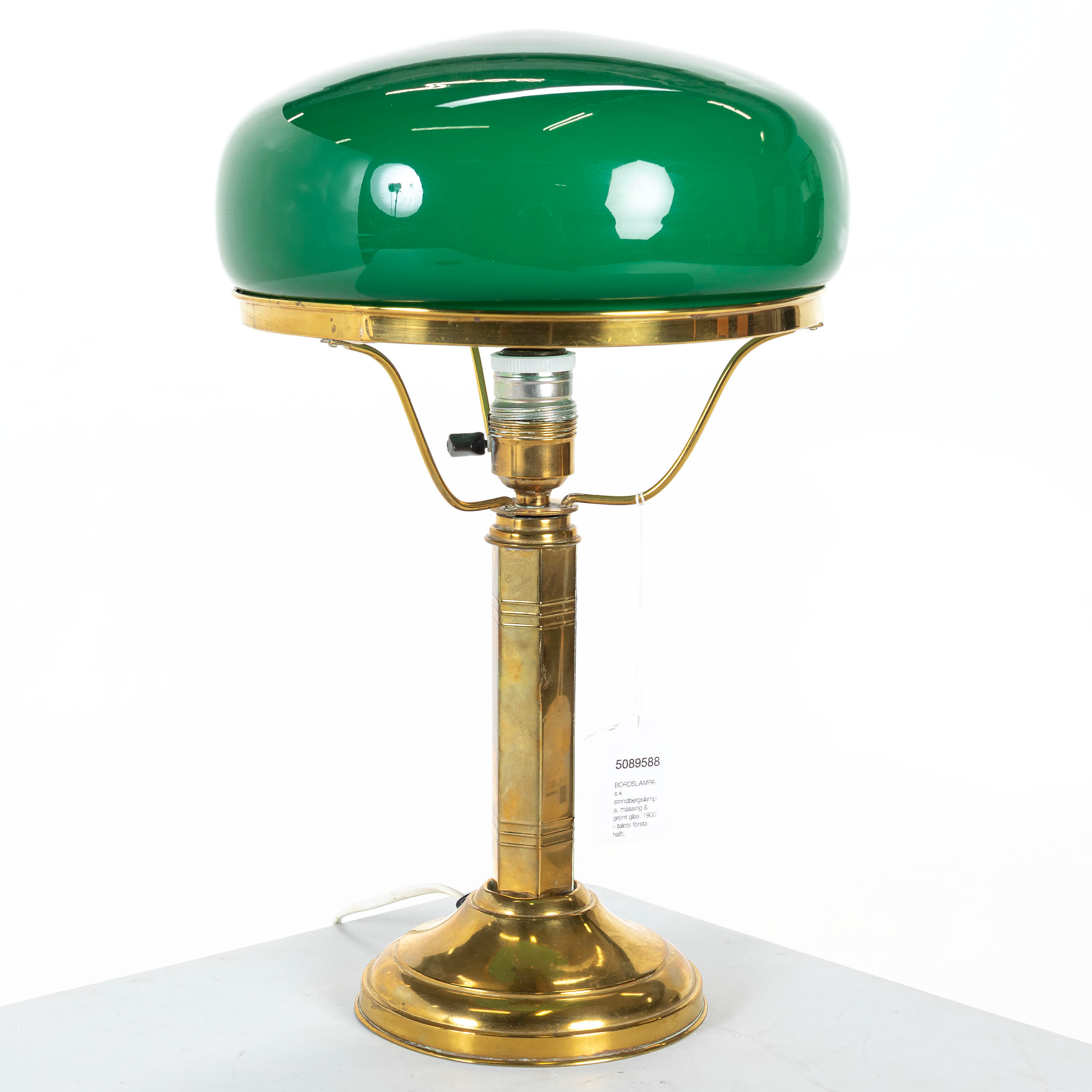 BORDSLAMPA, s.k strindbergslampa, mässing & grönt glas, 1900 - talets första hälft.