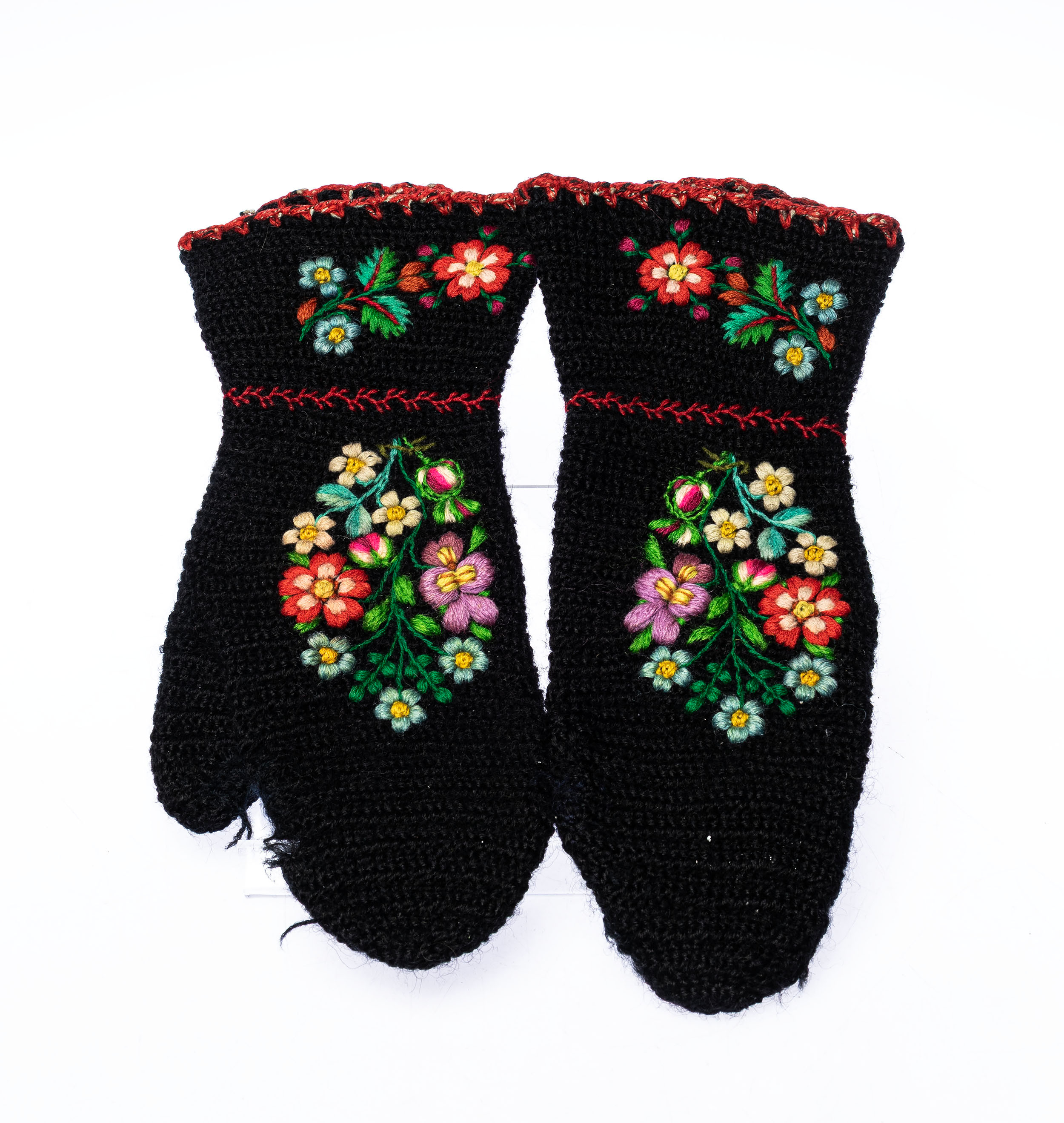 VANTAR / DRÄKTVANTAR, Handbroderade.