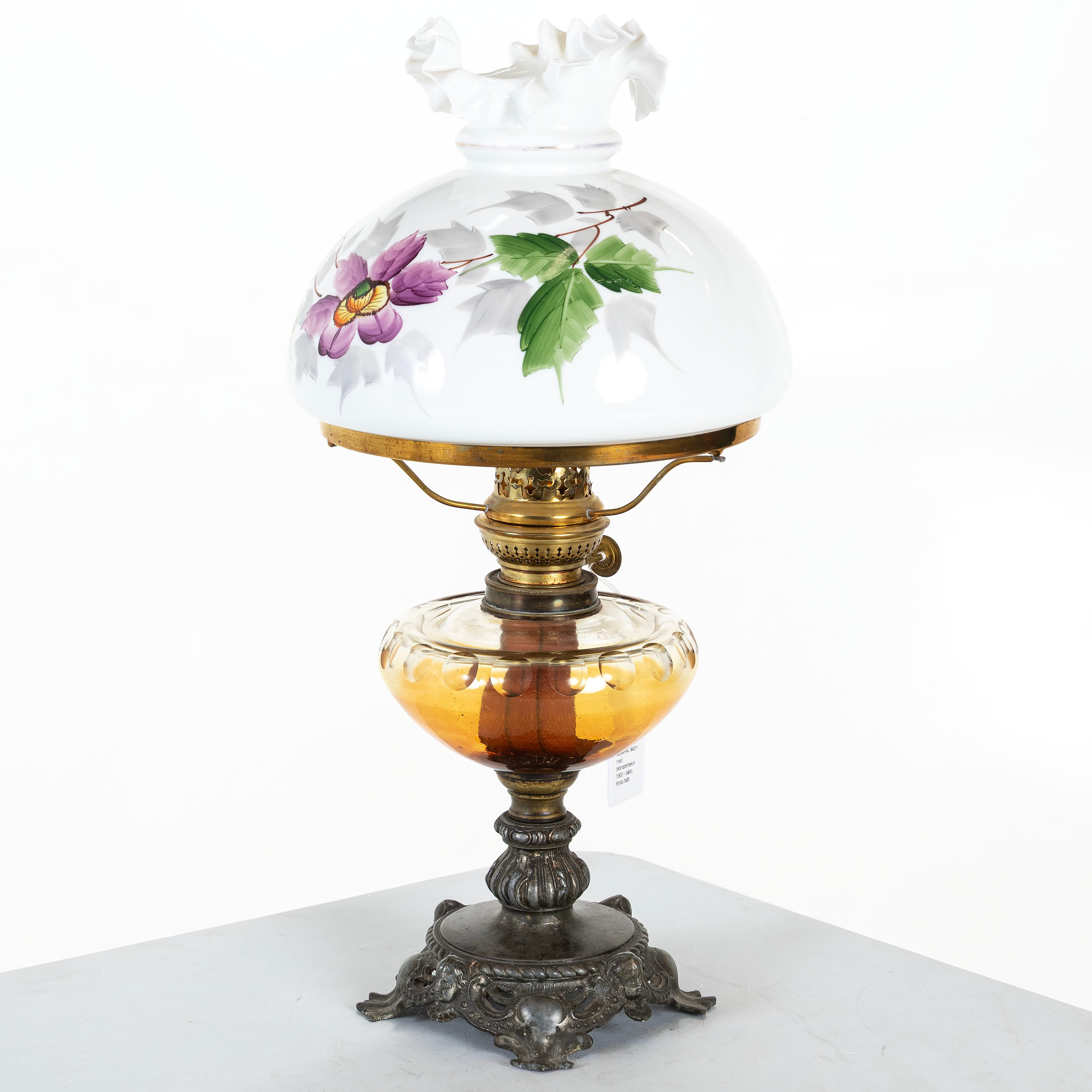 BORDSFOTOGENLAMPA, skärm med blomsterdekor 1900 - talets första hälft.