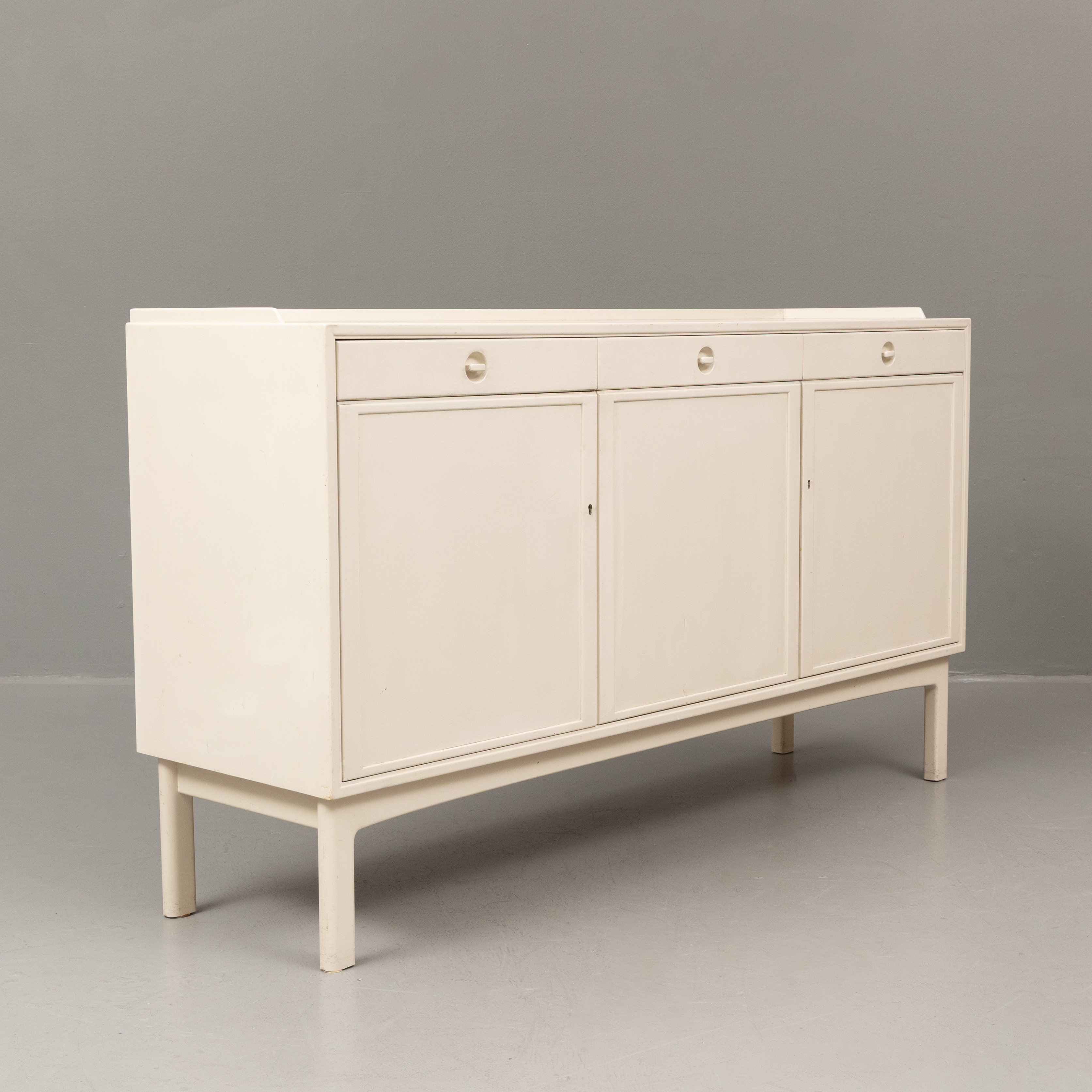 SVEN ENGSTRÖM & GUNNAR MYRSTRAND. sideboard. bemålat trä, "Pagod", Skaraborgs möbelindustri, Tibro, 1900-tal.