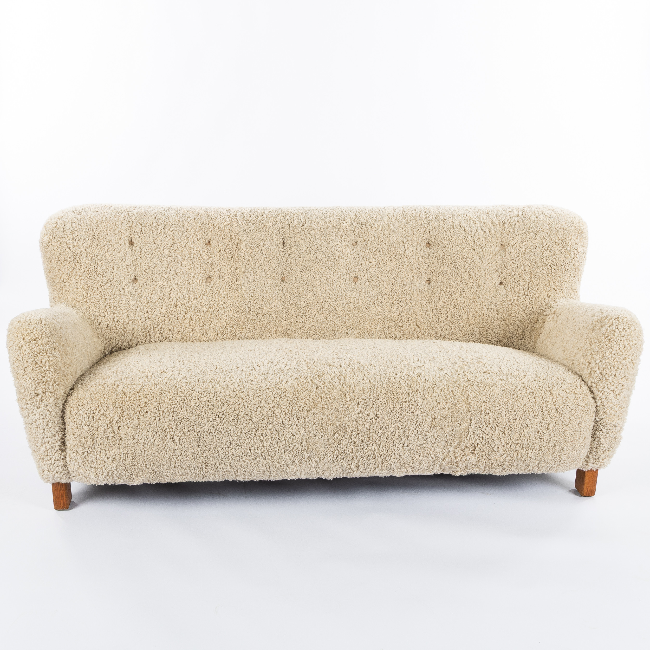KAI CHRISTENSEN. Soffa, för Peder Pedersen, Danmark, klädd i fårskinnspäls, 1930/40-tal.