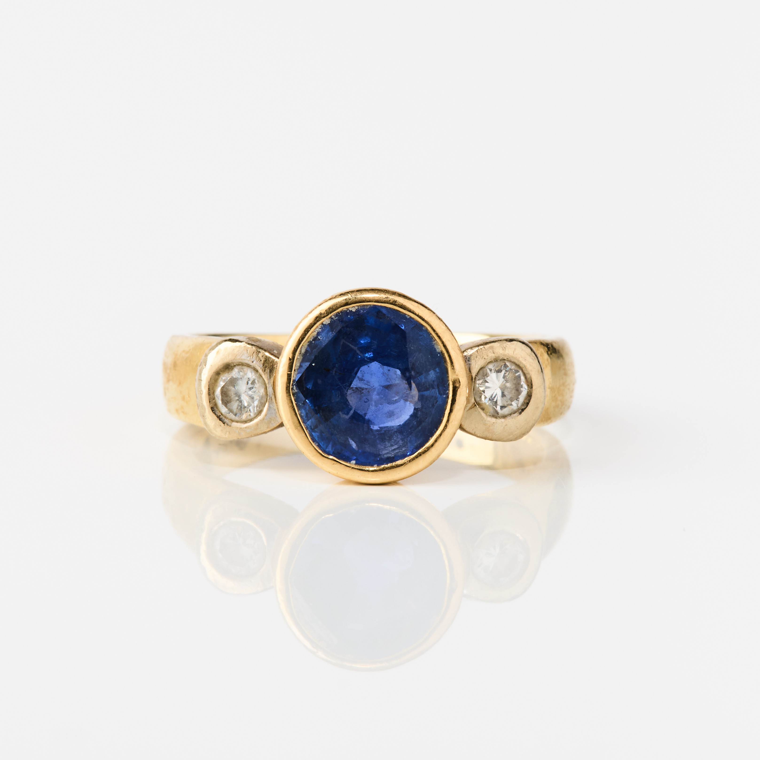 RING, 18K guld med en safir och diamanter, 1970/80-tal.