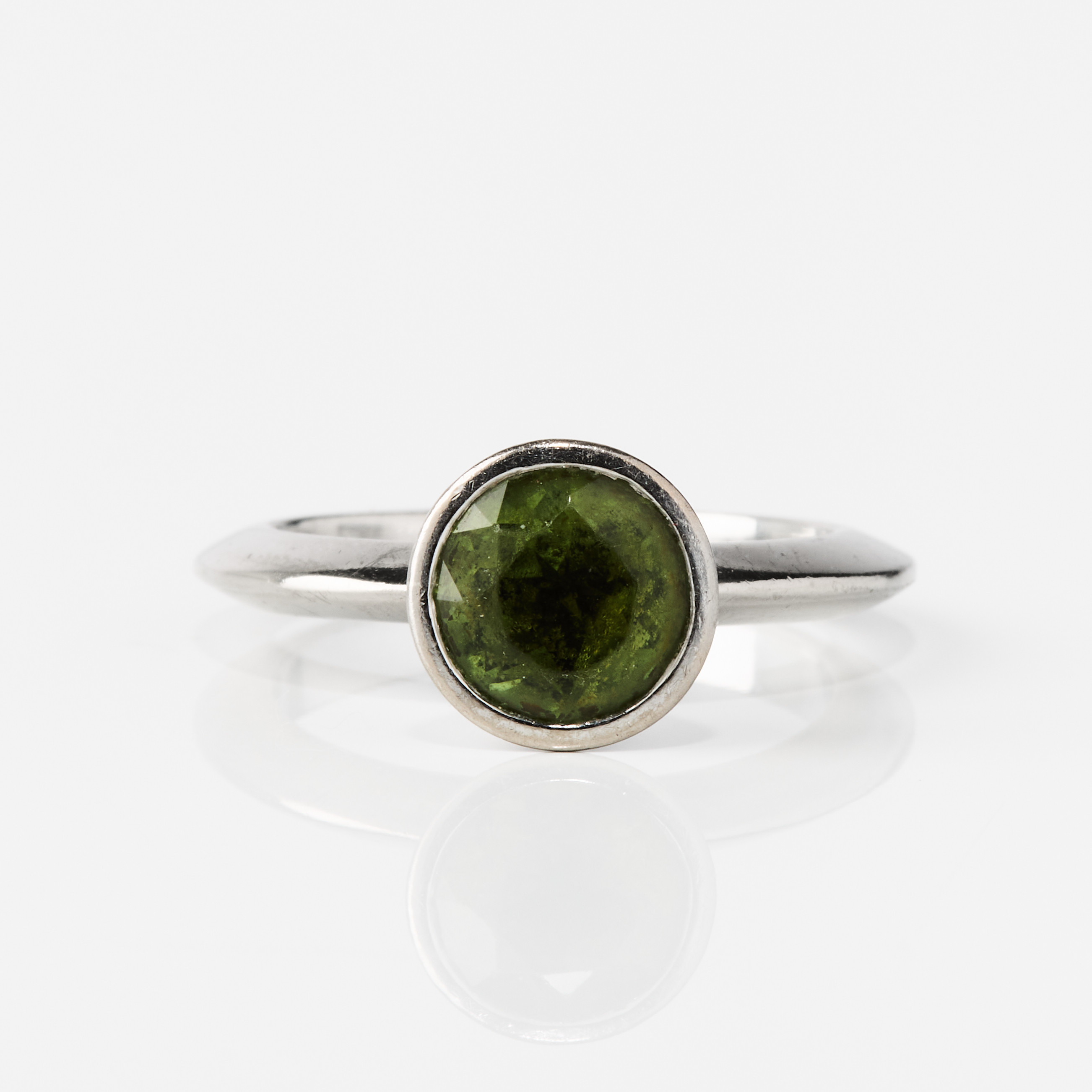 RING, 18K vitguld med en peridot, Gunnila Lantz, Stockholm 2004.
