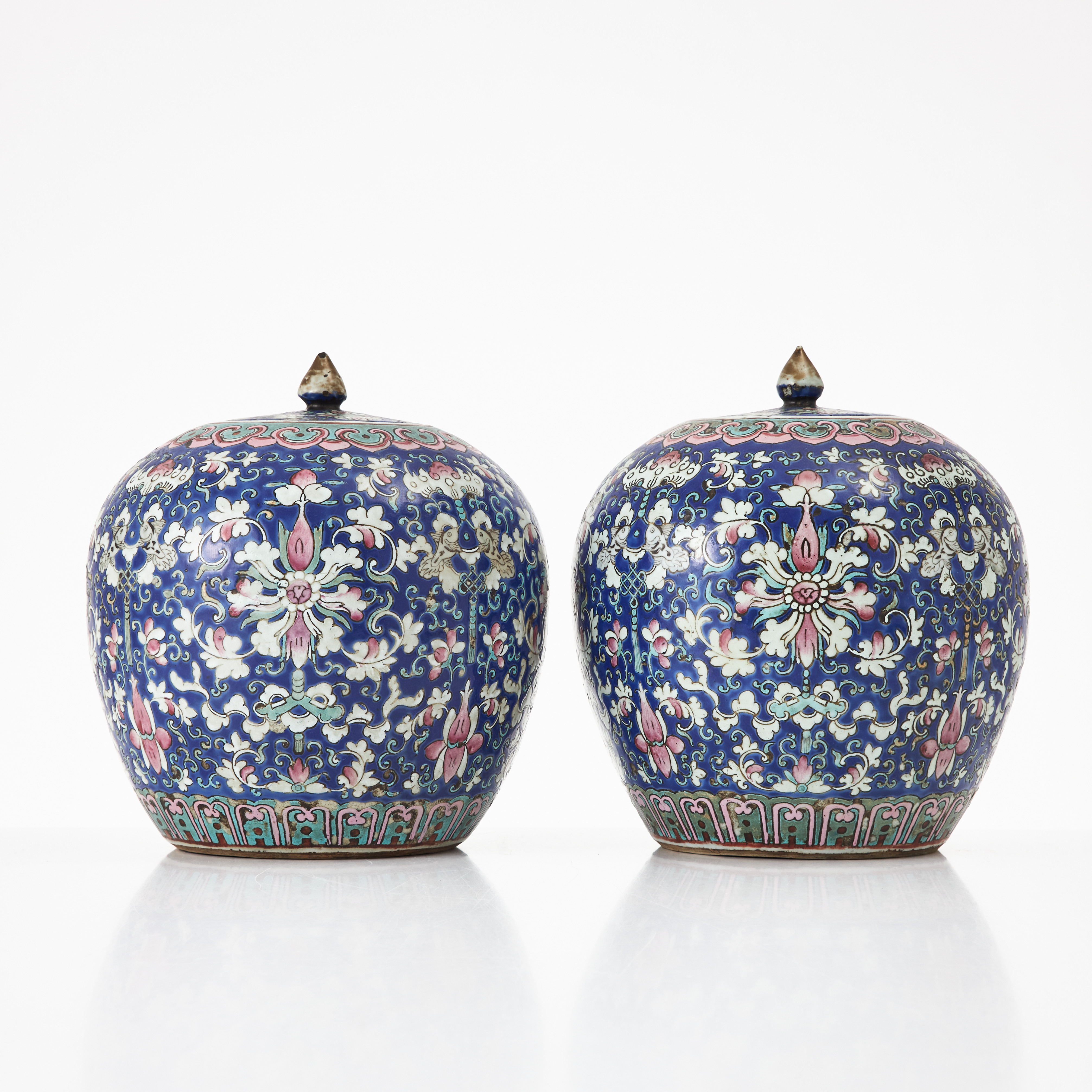 LOCKURNOR, ett par, porslin, Kina, Guangxu (1875-1908), ovoid form, rikt dekorerade med blommor och attribut i emaljfärger och sepia.