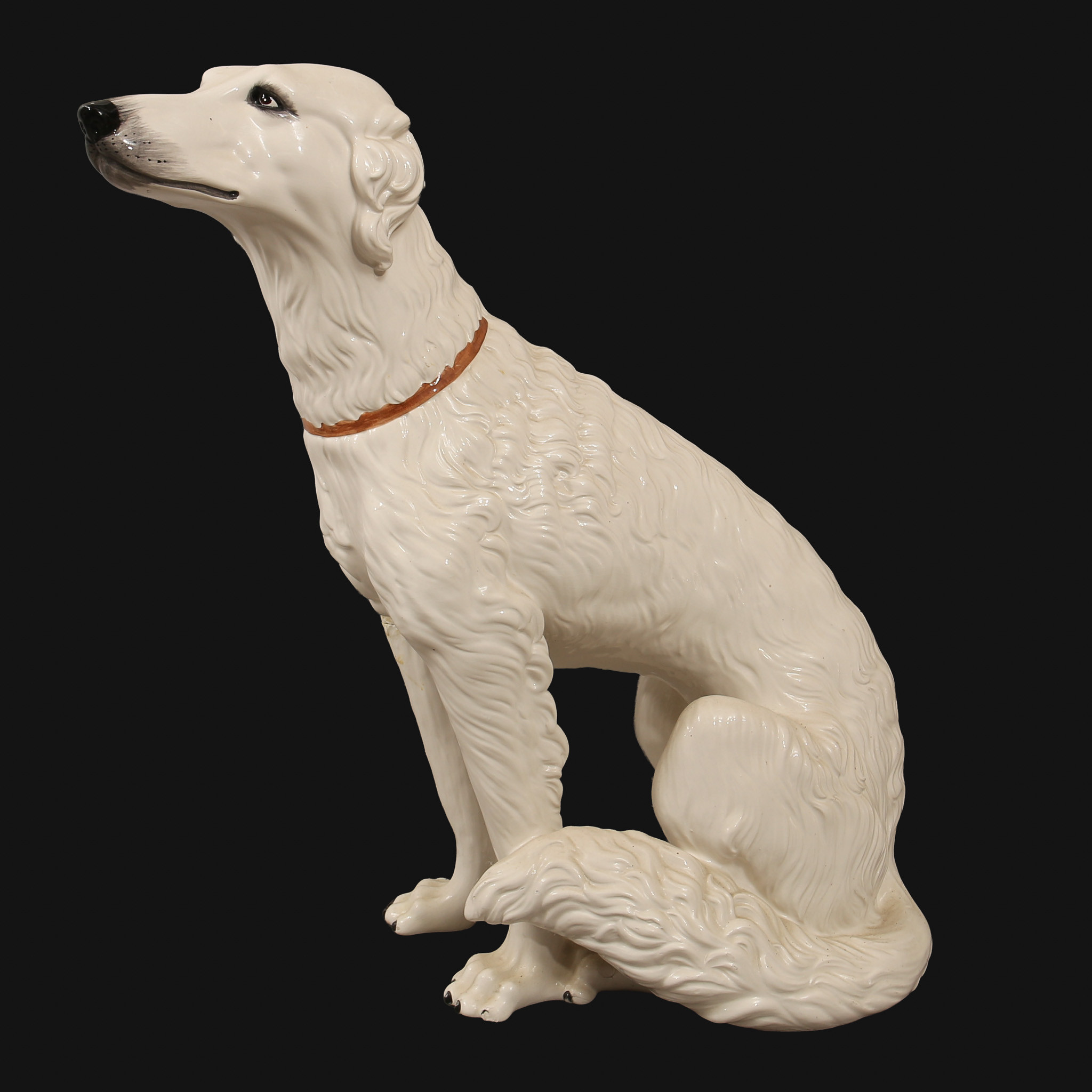 GOLVSKULPTUR i form av en hund, keramik, Italien. 1900-talets sista fjärdedel.