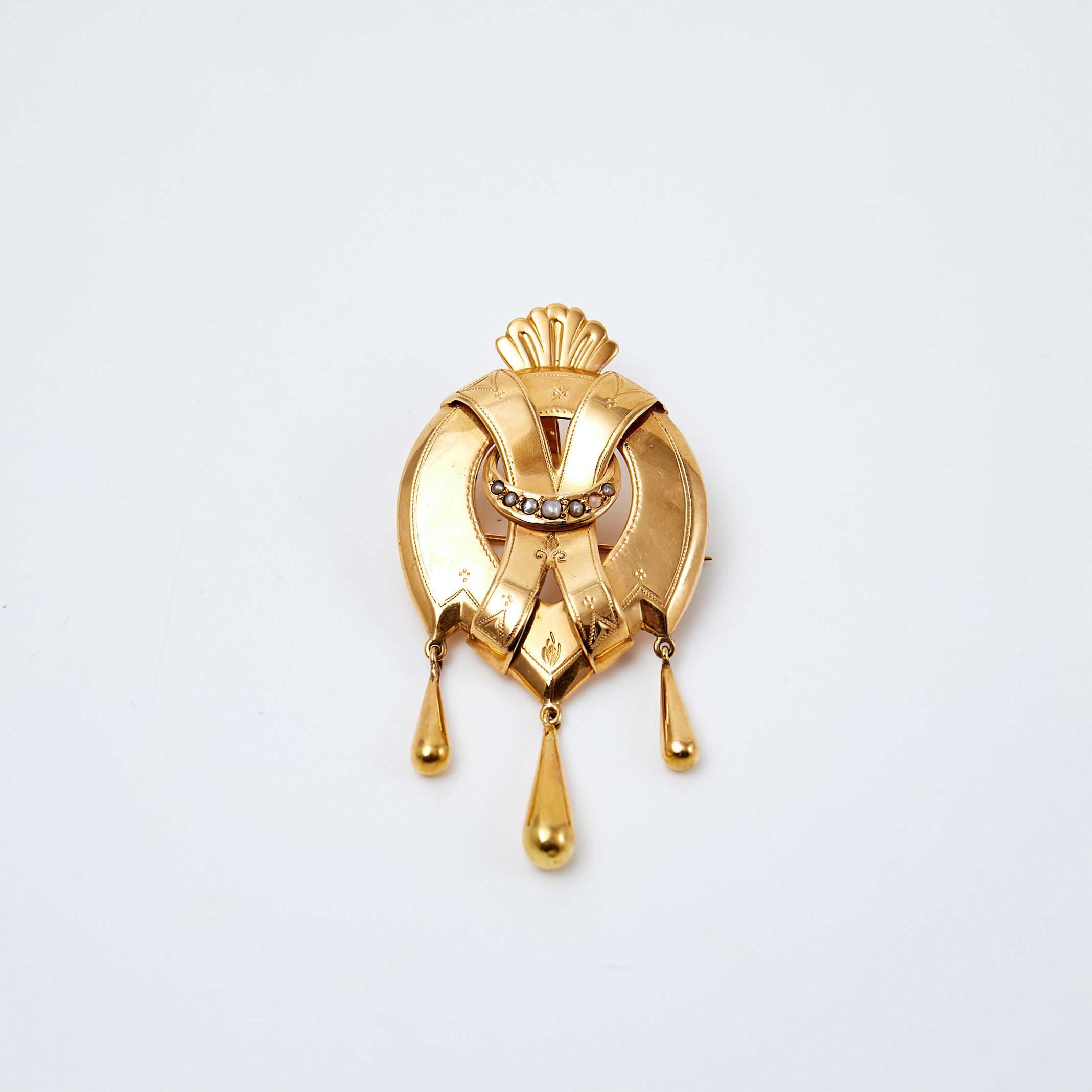 BROSCH / HÄNGE, 18 k guld, genombruten dekor med orientaliska pärlor samt kläppar, norska stämplar.