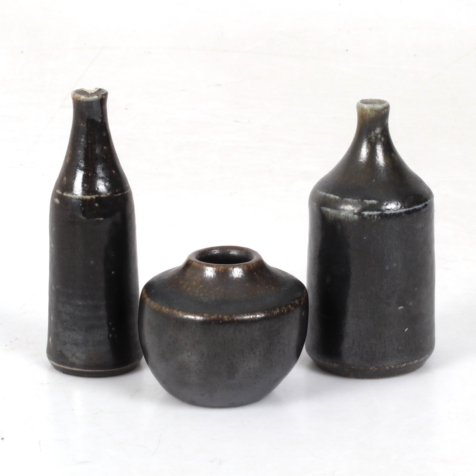 MINIATYRER, 3 st, glaserat stengods, Wallåkra, Sverige. 1900-tal.