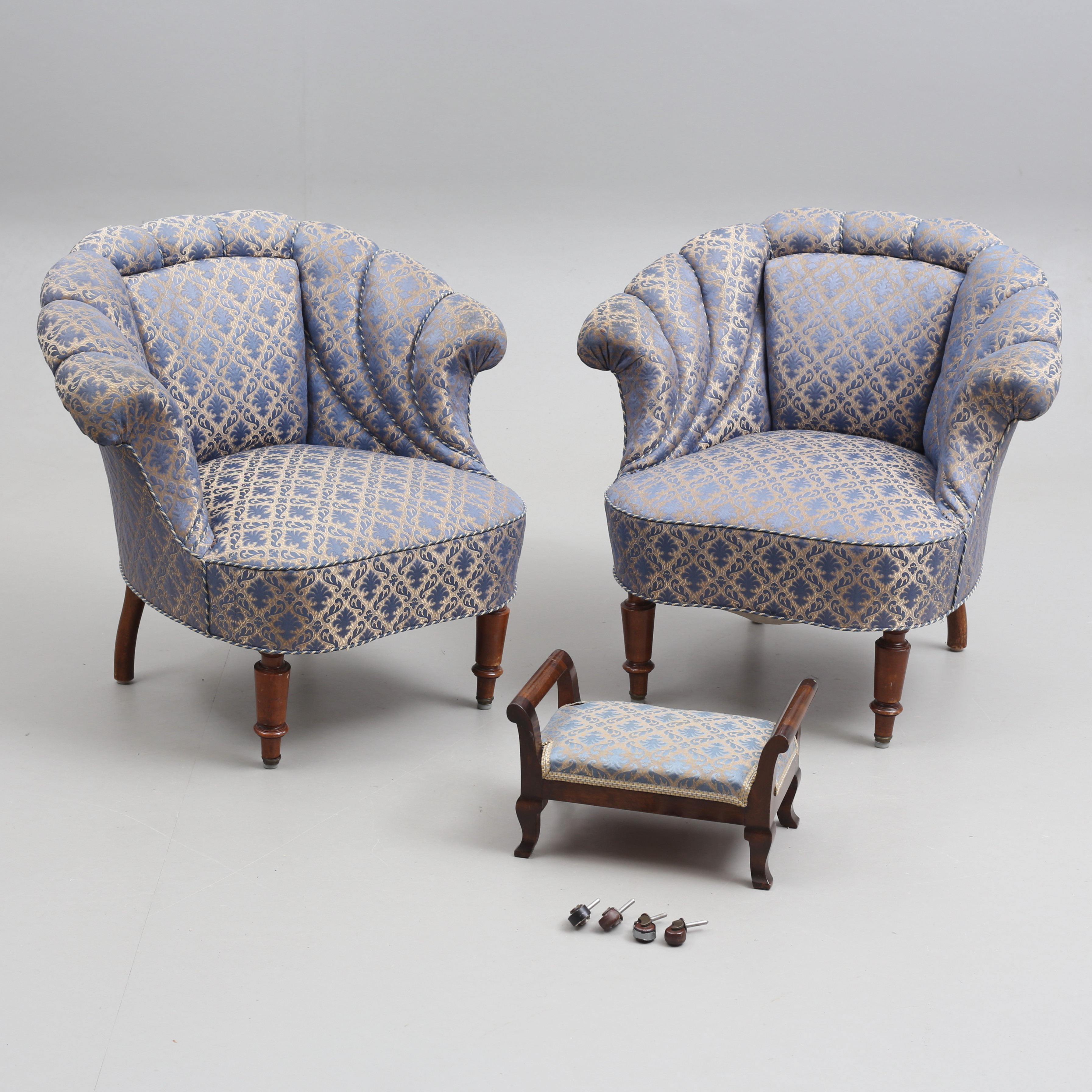 FÅTÖLJER, ett par samt FOTPALL, nyrenässans, 1800/ 1900-tal.