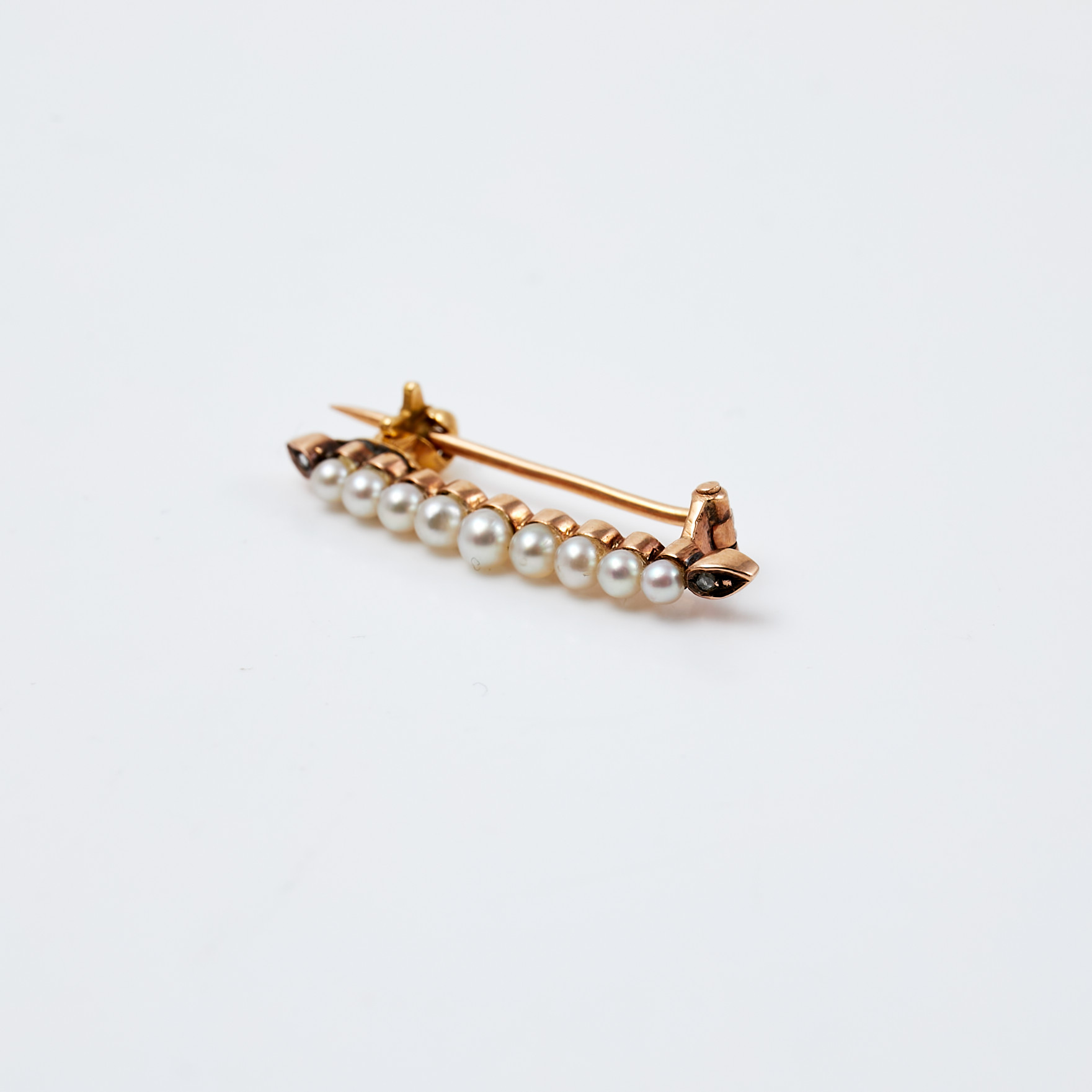 BROSCHNÅL, 14 k guld, med dekor av odlade pärlor samt rosenslipade diamanter.