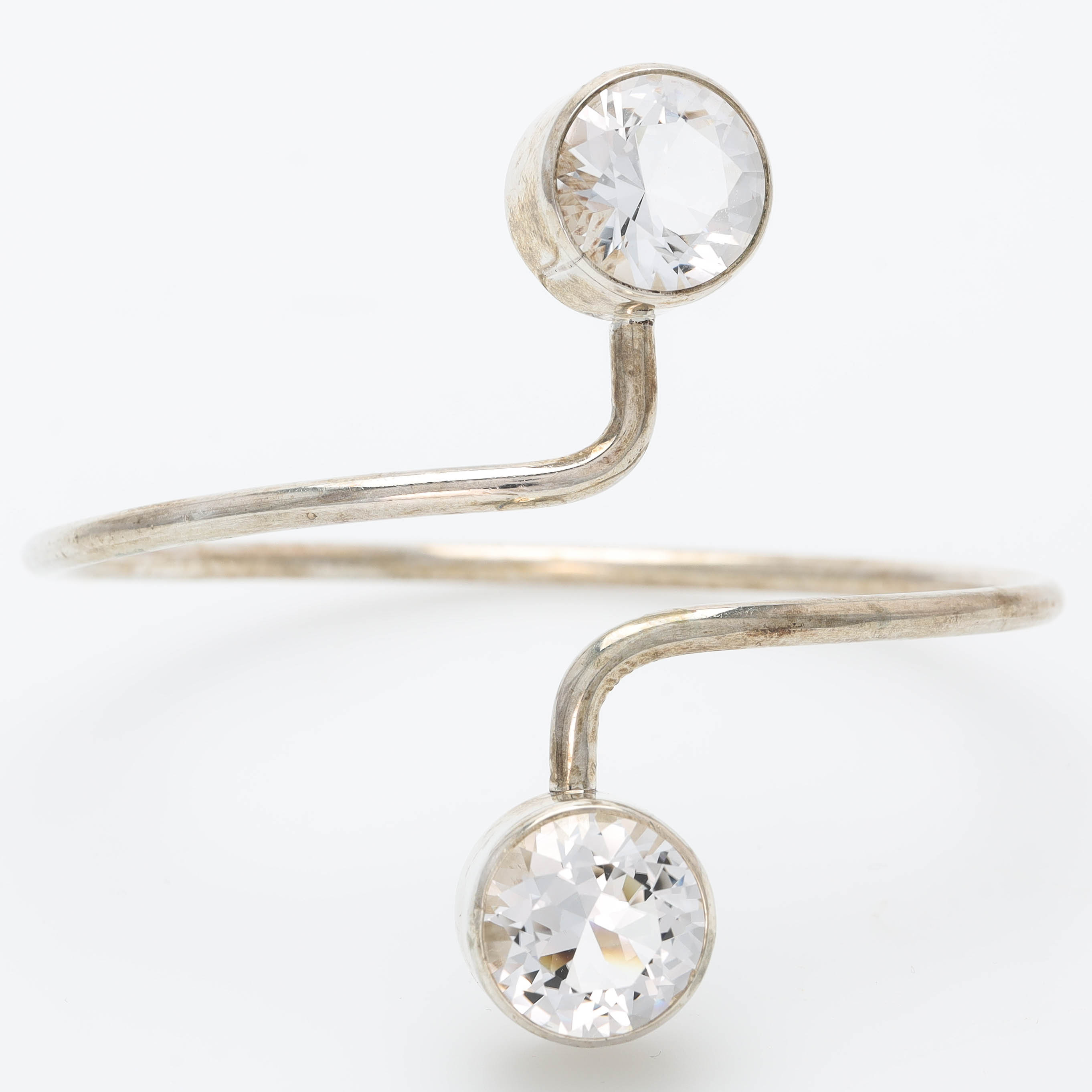 ARMRING, silver och bergkristall, handgjord, märkt Jörn för Ge-Kå Kaplan, Stockholm 1975.