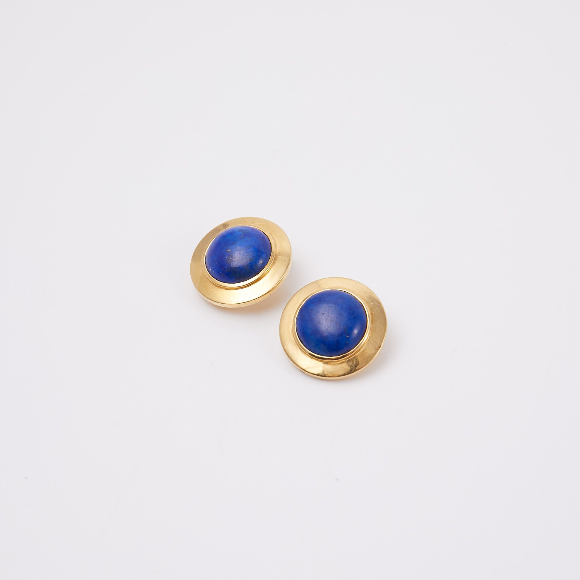 ÖRHÄNGEN / CLIPS, 1 par, 18 k, vit- samt rödguld, dekor av lapis lazuli, utländska stämplar.