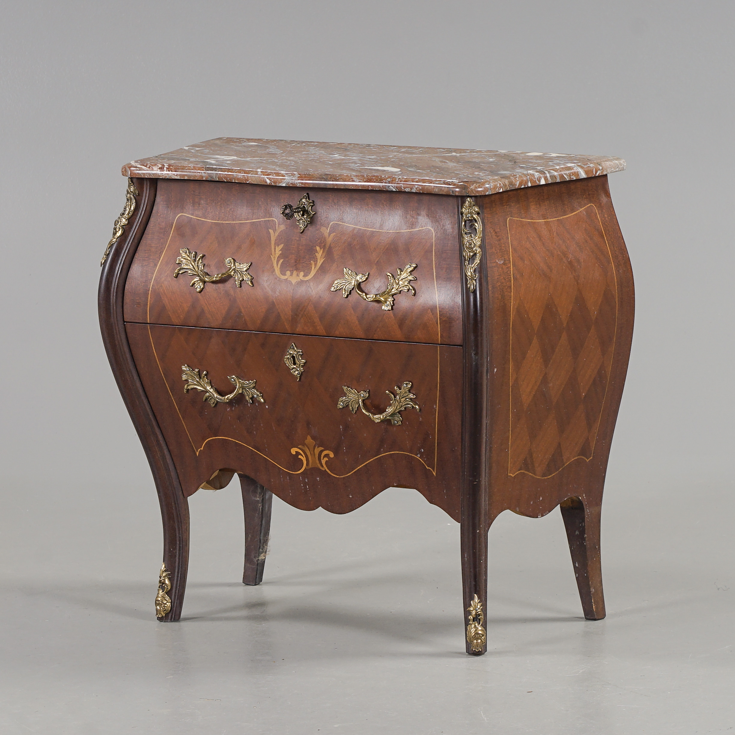 BYRÅ Rokokostil, Mahogny, Stenskiva, 1900-talets andra hälft.