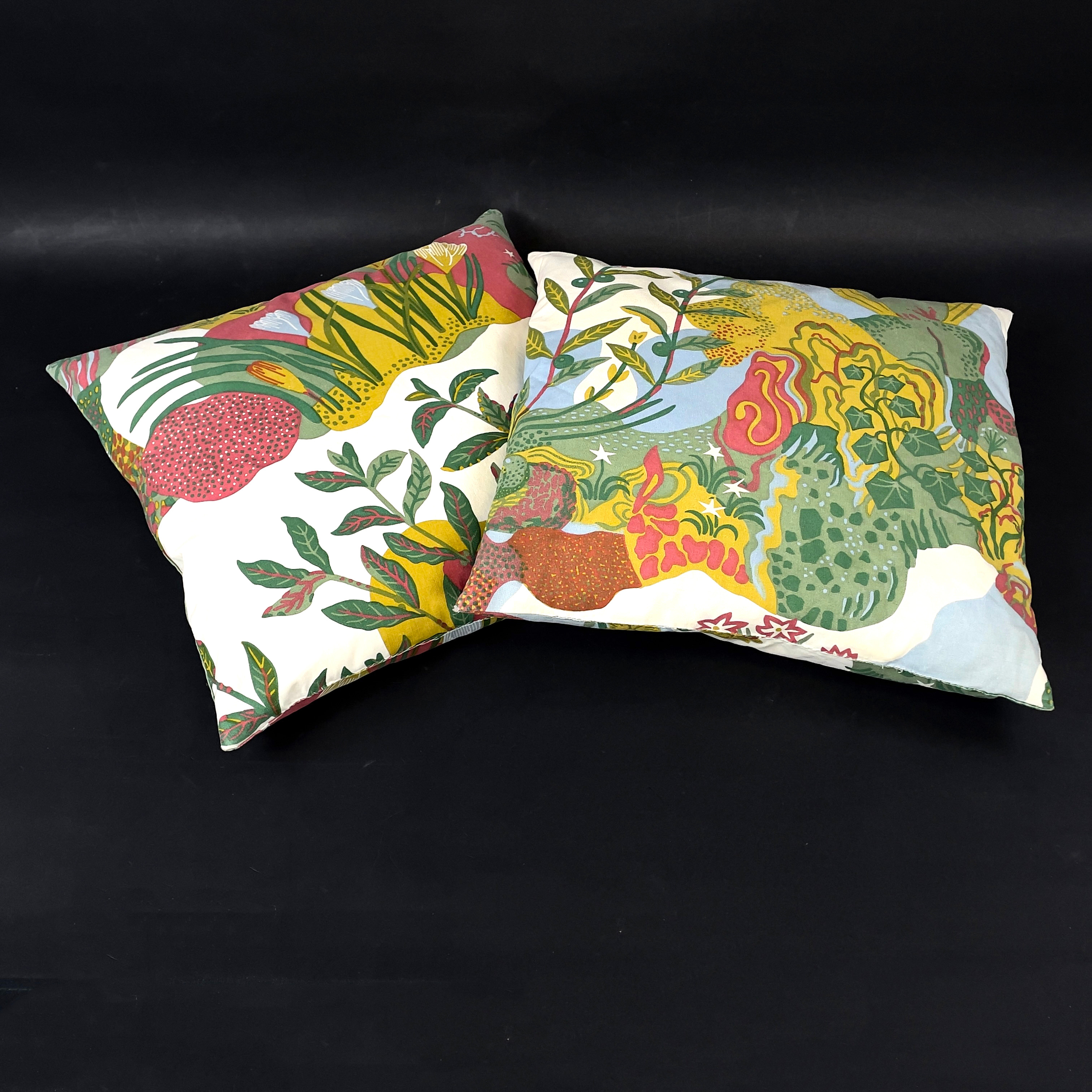 KUDDAR, 2 st med tyg Josef Frank "Anakreon" Firma Svenskt Tenn.