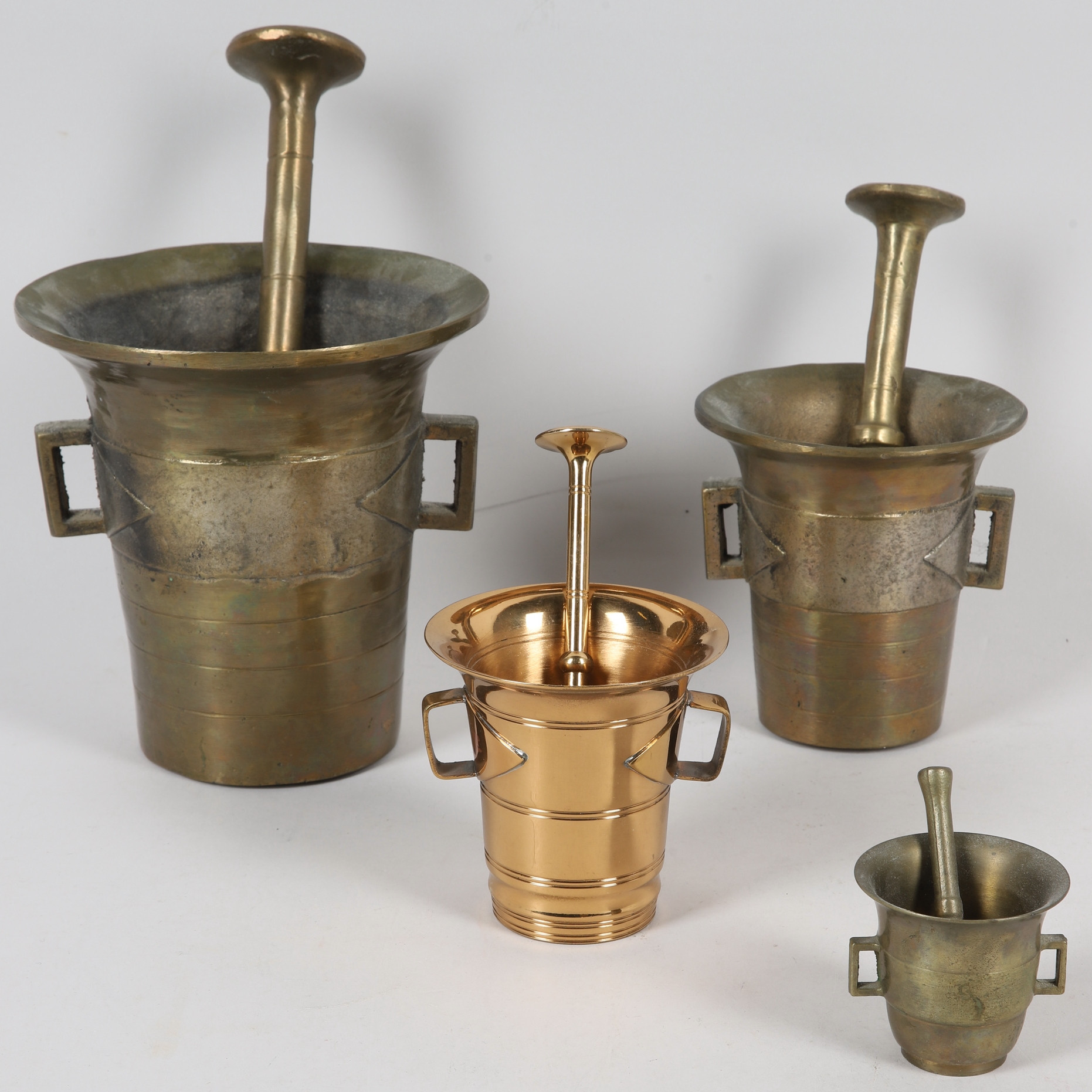 MORTLAR med stötar, 4 st, malm, bl.a. Skultuna bruk, 1800/1900-tal.