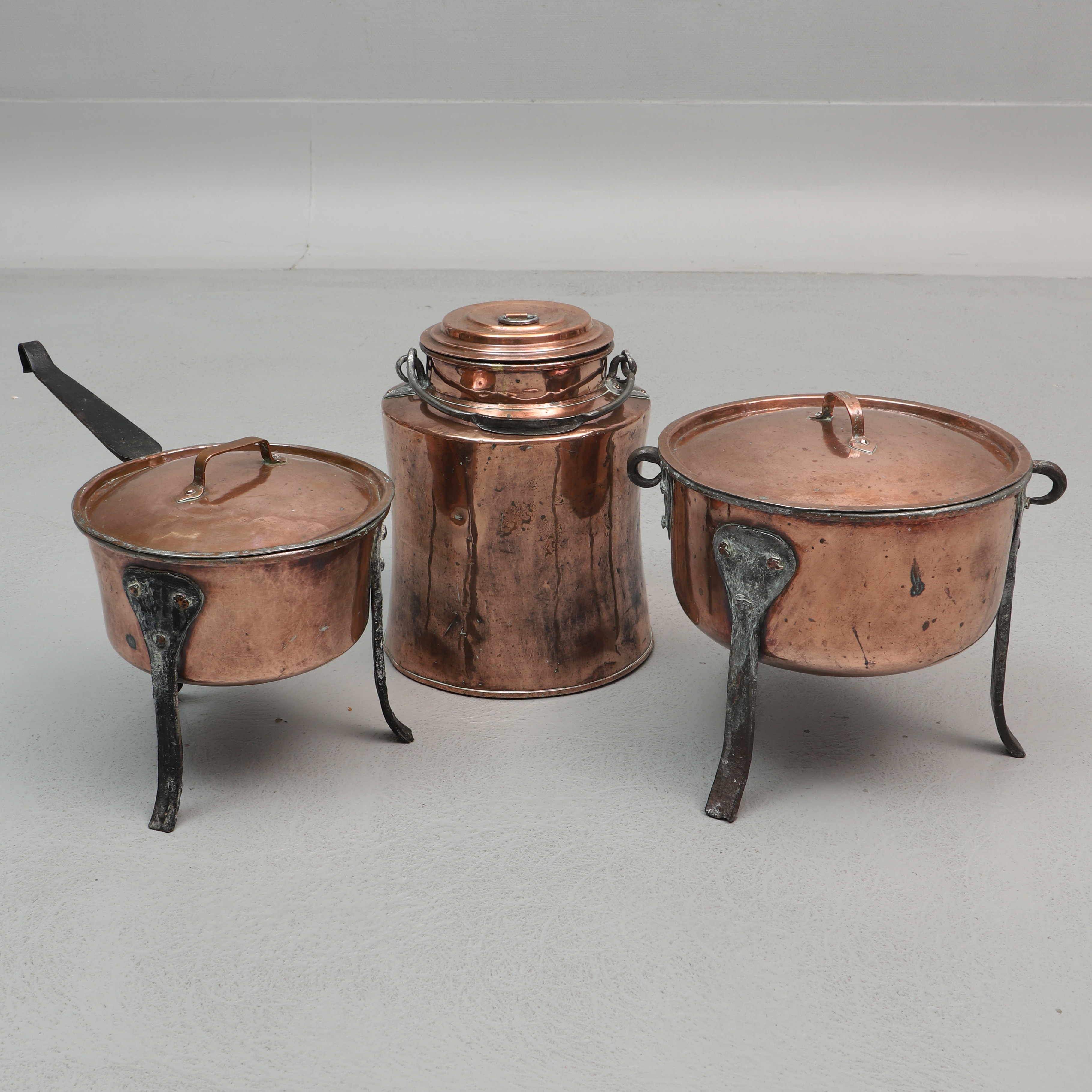 KOPPARFÖREMÅL, 3 st, kanna och grytor, 1800/1900-tal.