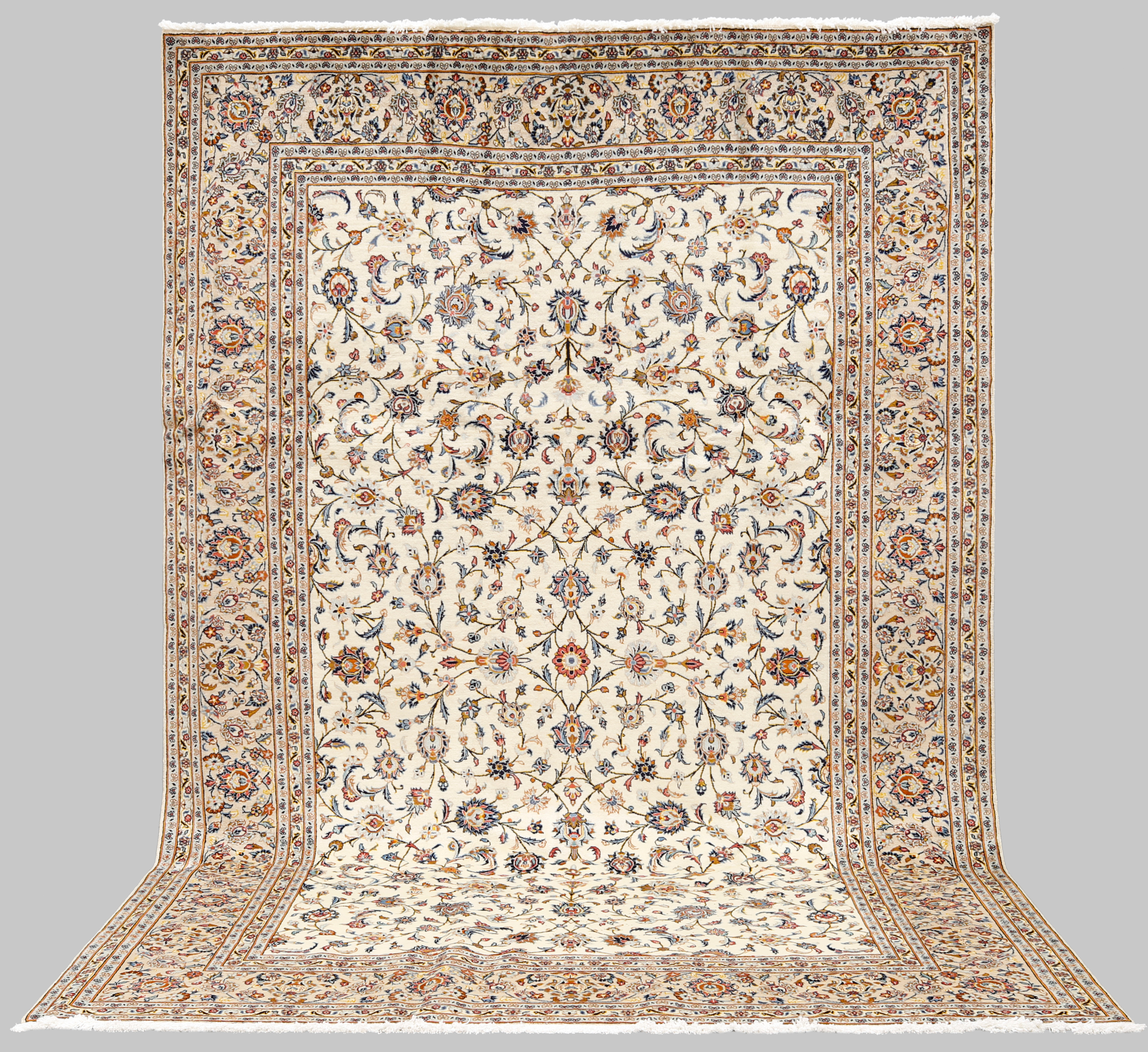MATTA. Ljus Keshan fine, 362 x 245 cm.