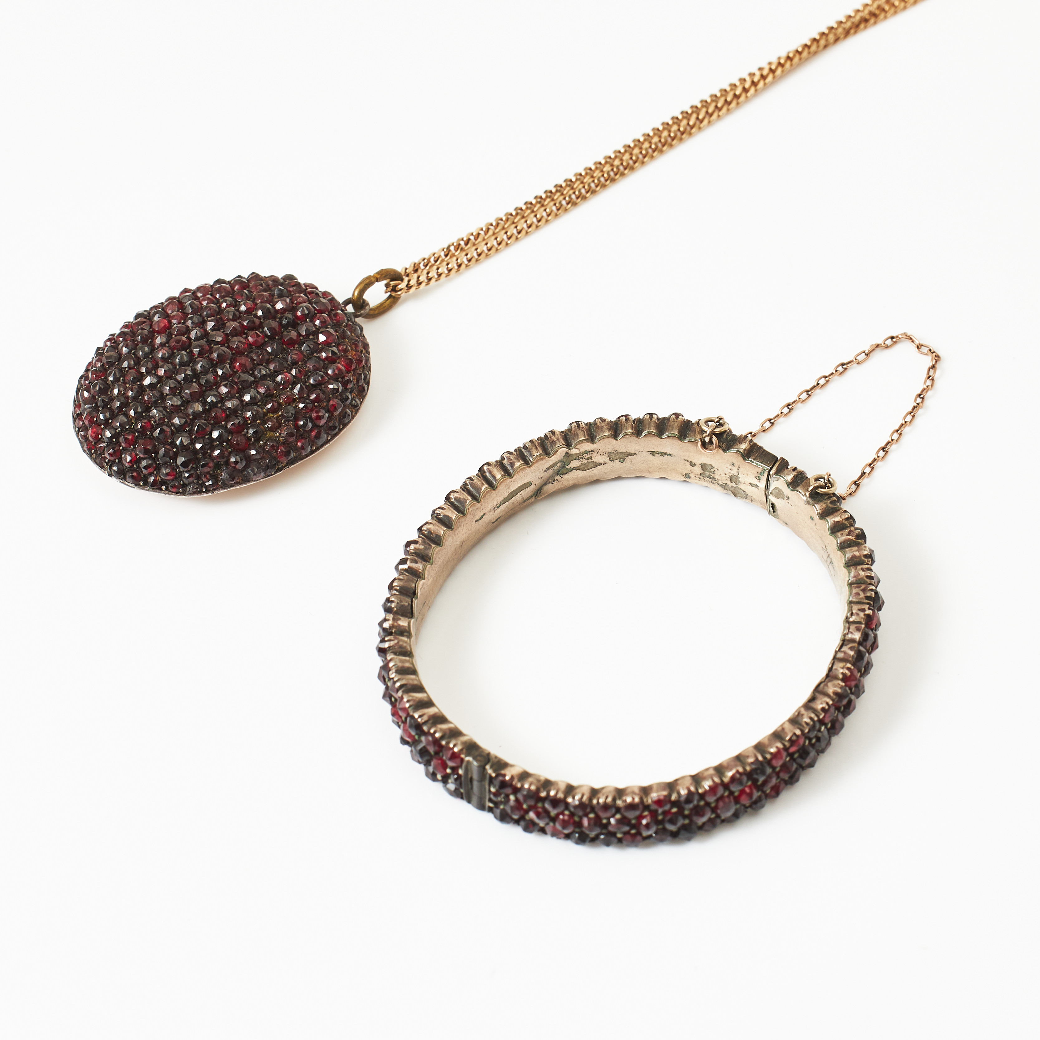 ARMRING, HÄNGE, oädel metall, dekor med fasettslipade granater, 1800-talets senare del.