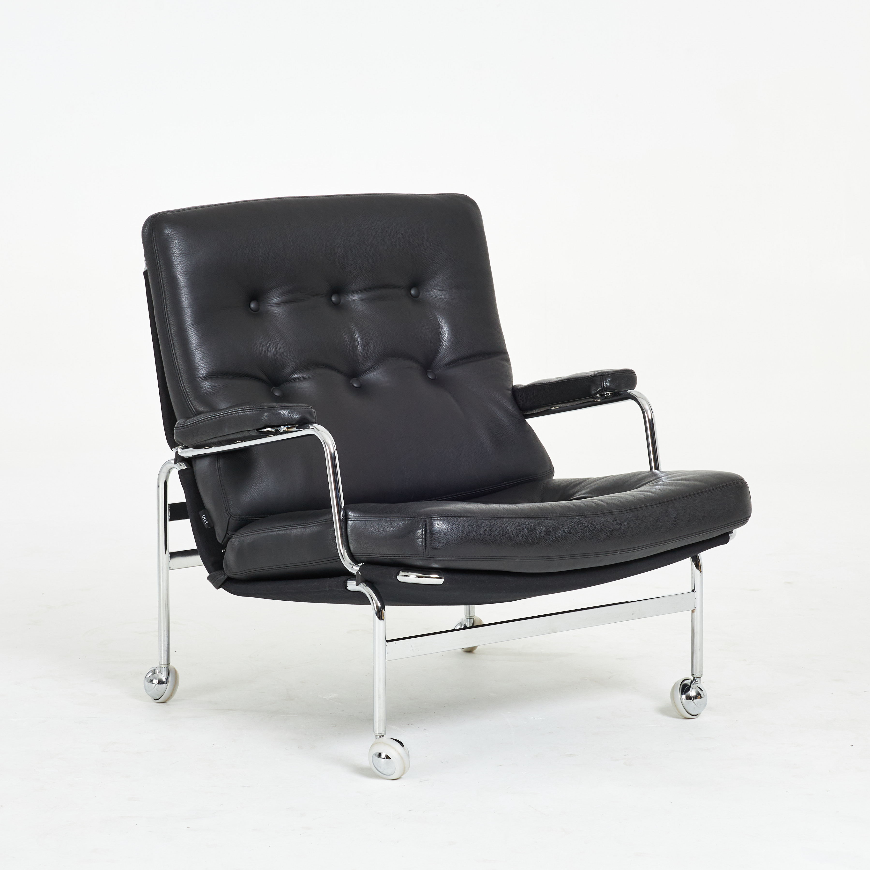 BRUNO MATHSSON. "Karin", fåtölj, Dux, samtida, kromad benställning i stål, stoppad dyna och armlän, svart skinn undertill med Dux canvas, formgiven 1973.