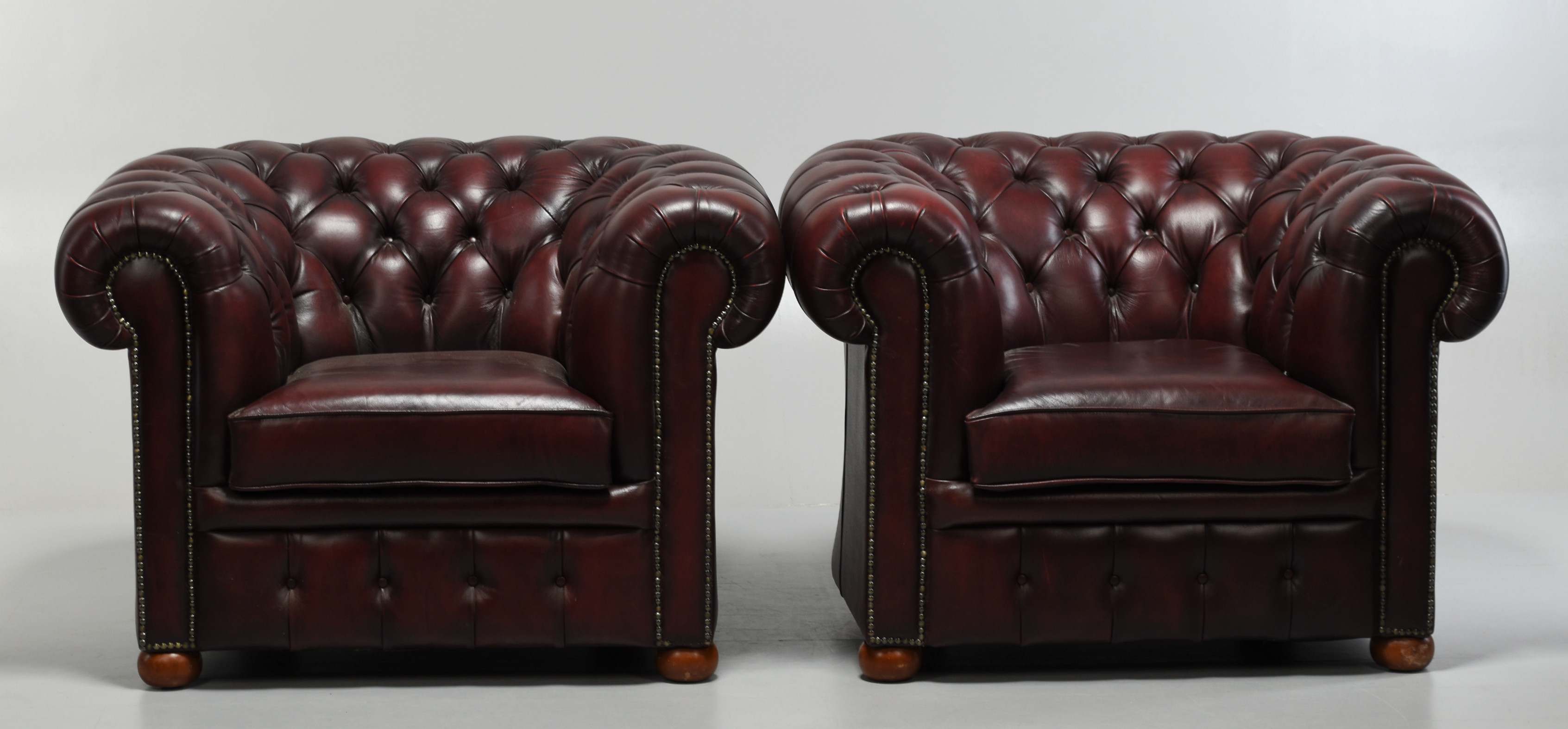 CHESTERFIELD FÅTÖLJER, SENARE DELEN AV 1900-TALET. (2 delar).