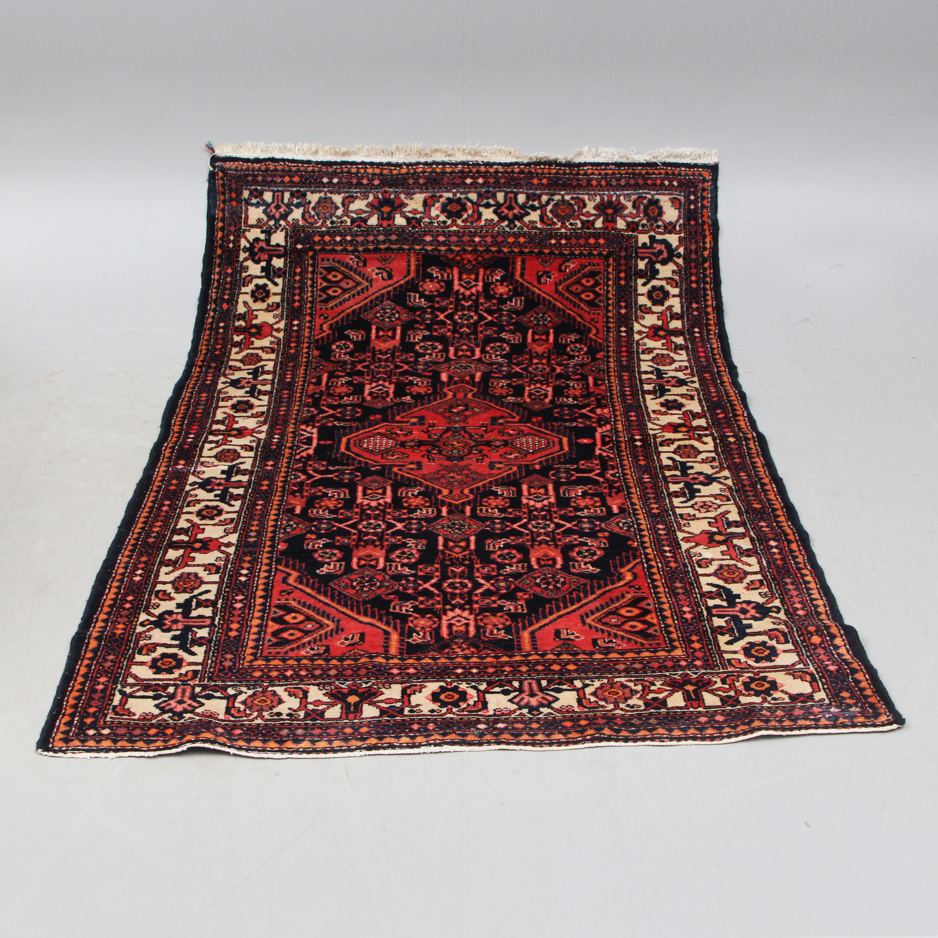 MATTA, Orientalisk, 1900-tal. 139x229.