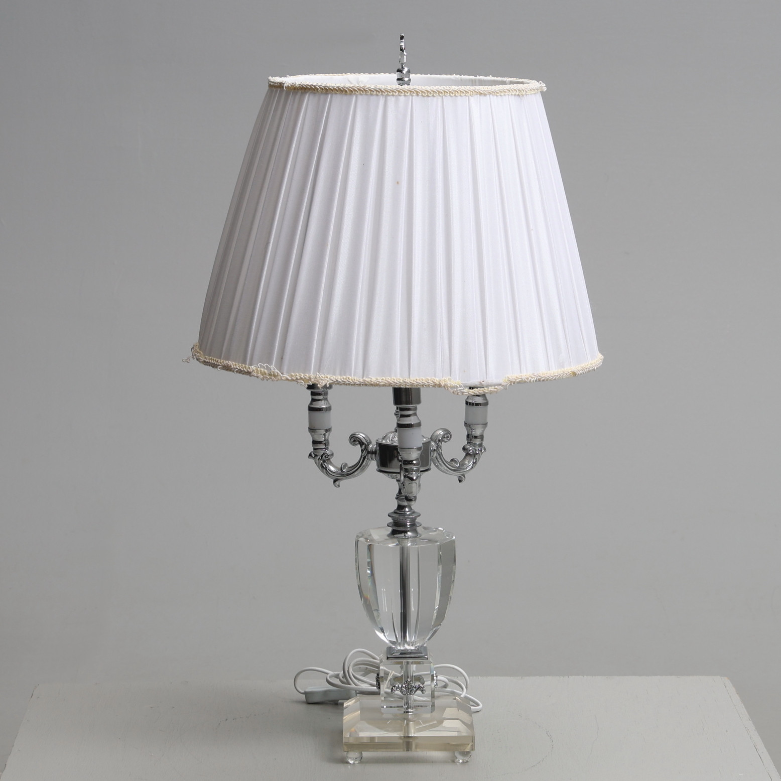 BORDSLAMPA. Glas, metall samtida.
