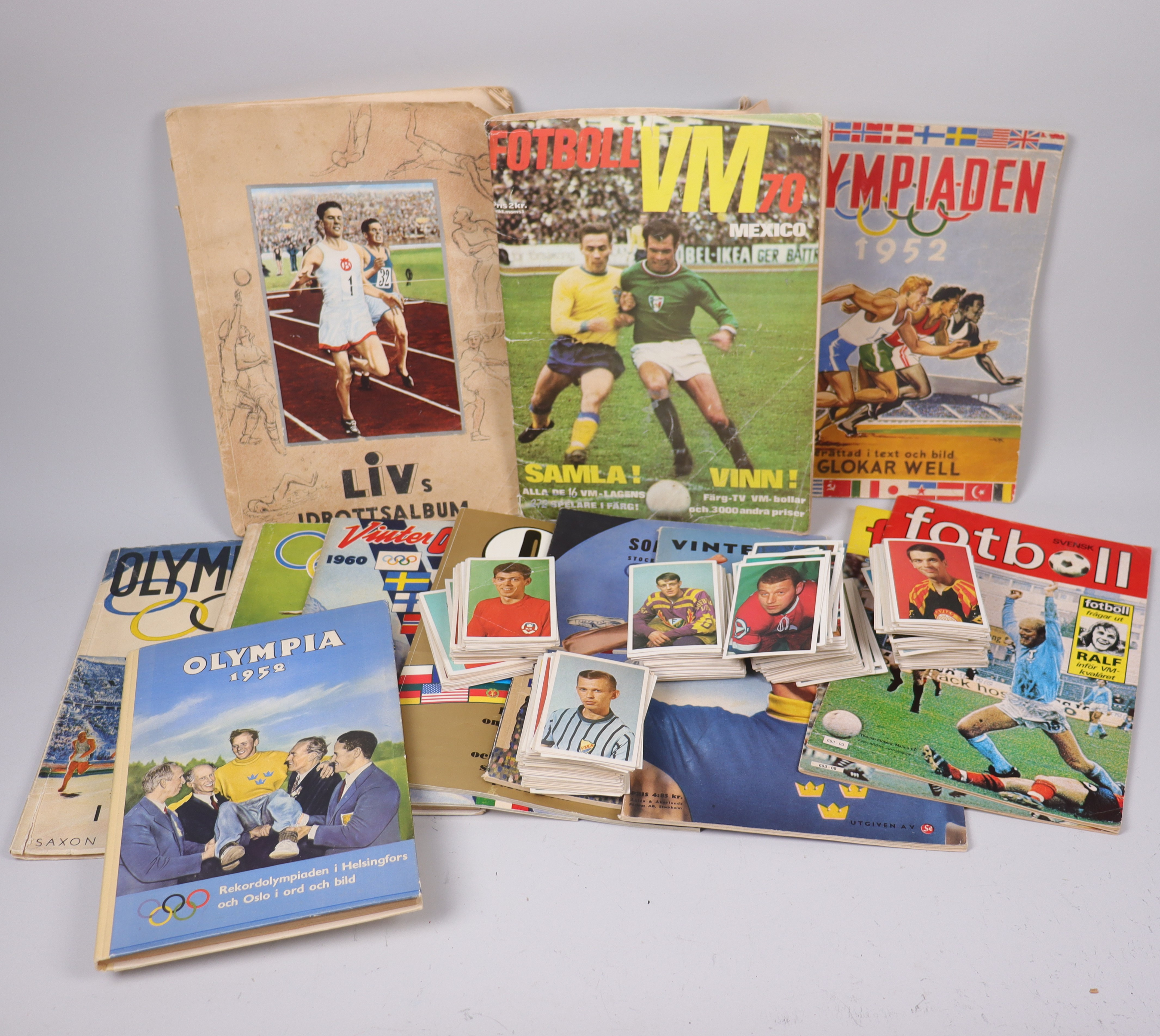 SAMLARBILDER SAMT TIDSKRIFTER, Olympiska Spelen, fotboll och ishockey.