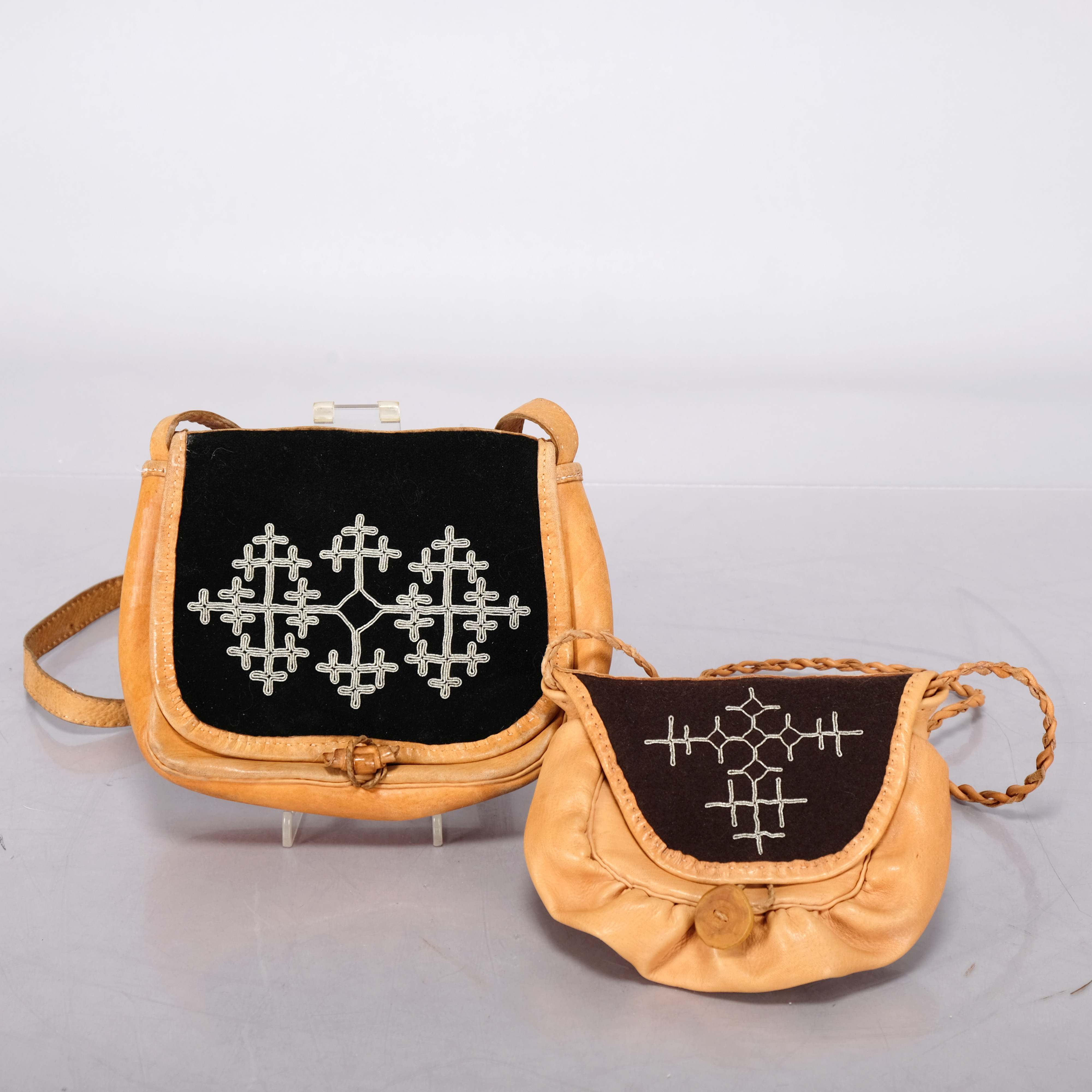 AXELVÄSKOR, renskinn med traditionellt samiskt tenntrådsbroderi. (2st).