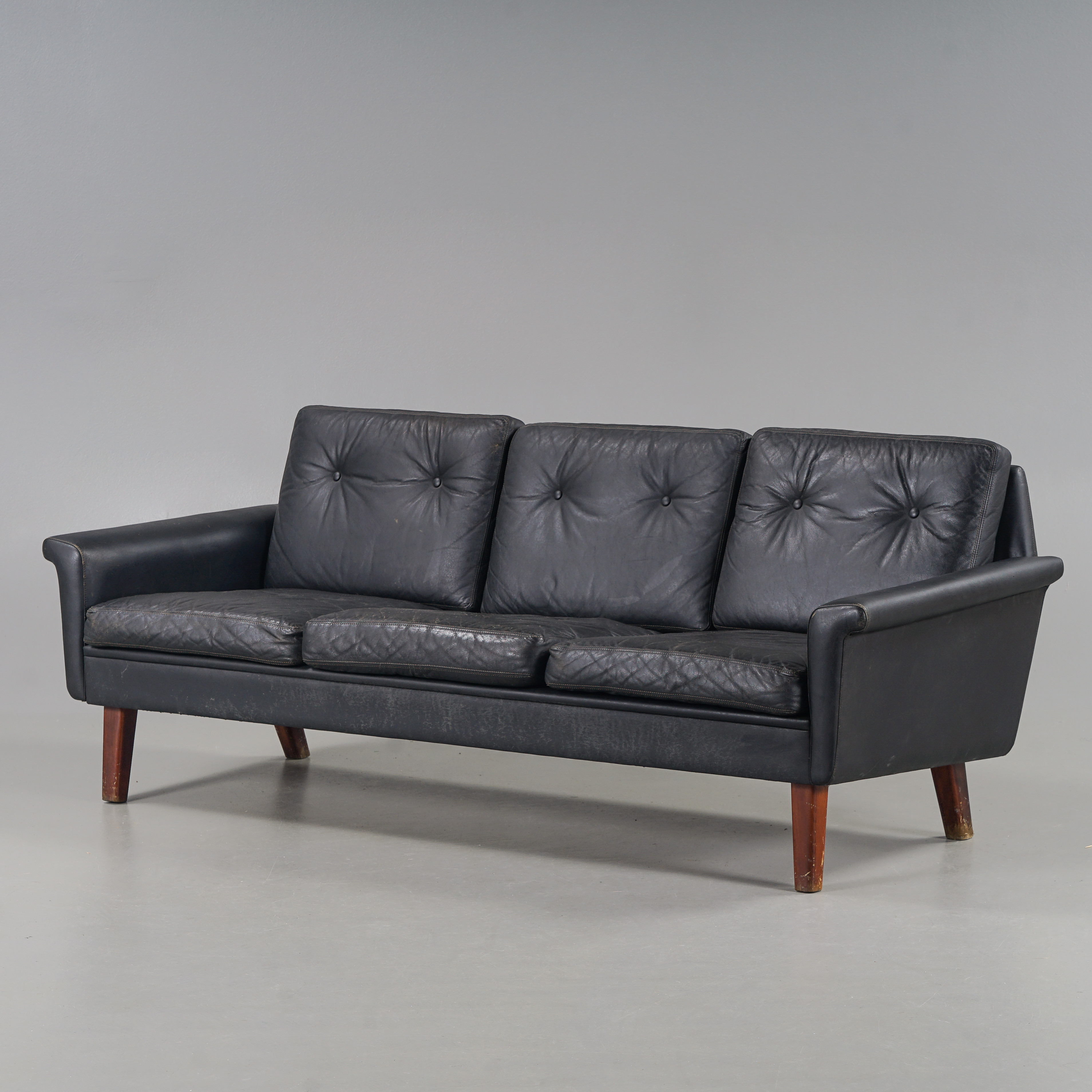 SOFFA Svart skinnklädsel, tresits, 1960-tal.