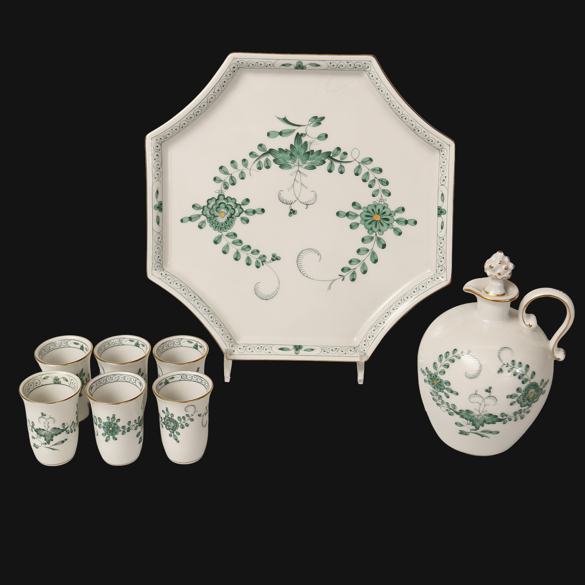 KARAFF med 6 SNAPSKOPPAR på FAT, porslin, Meissen, Indian Green.