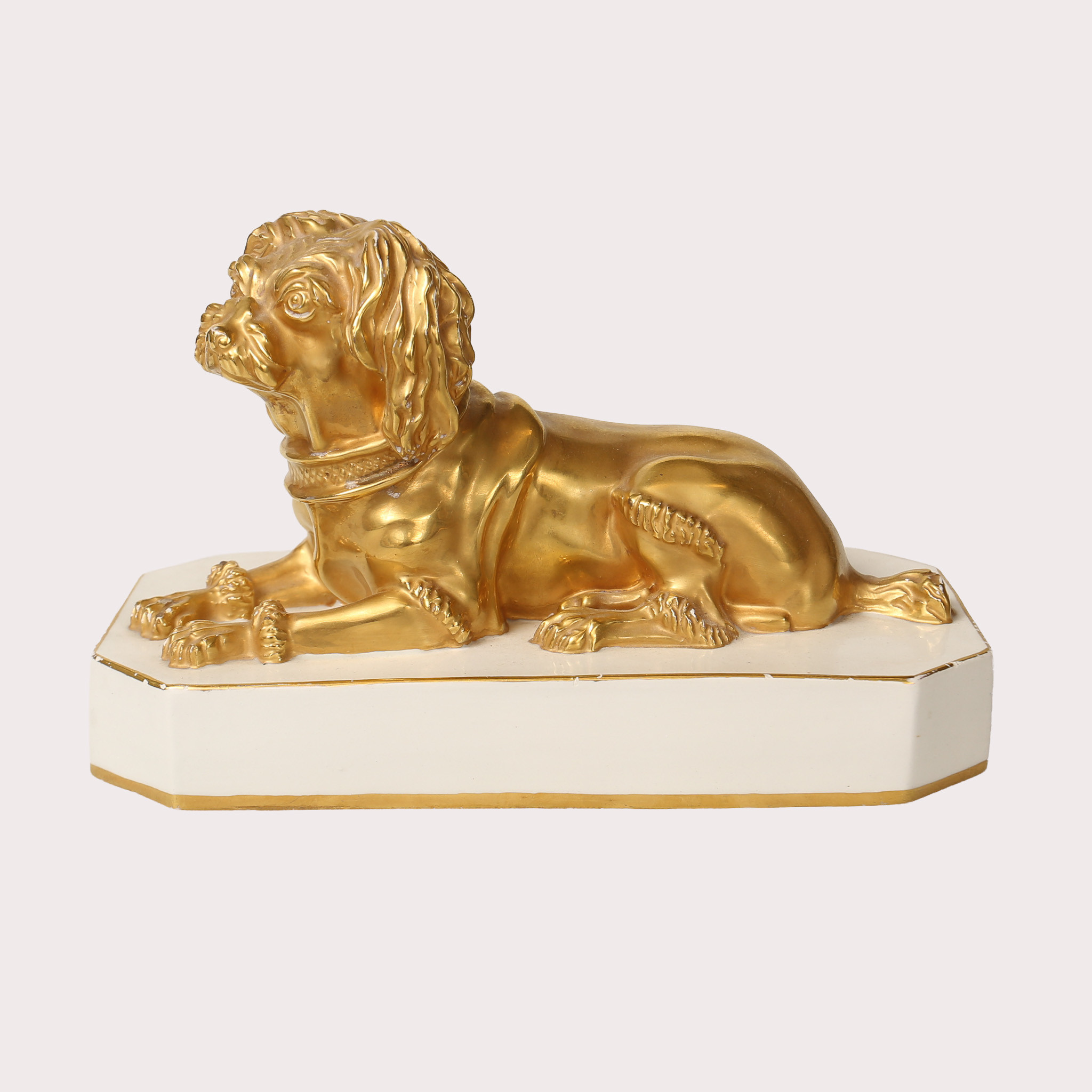 FIGURIN, liggande hund, porslin, förgyllning, Italien, 1900-talets sista fjärdedel.