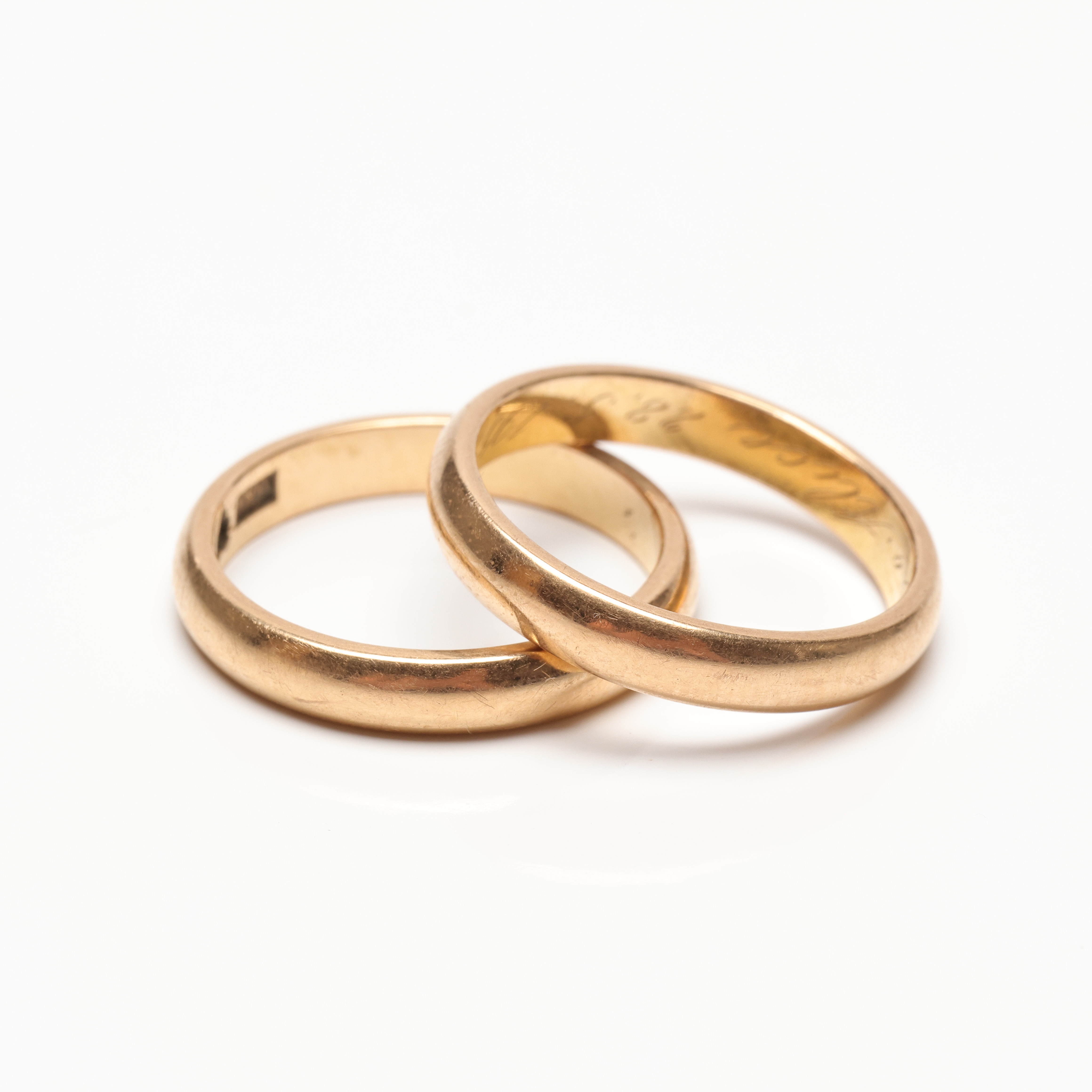 RINGAR, 2st, slät modell, med gravyr, 18k guld, vikt ca 7.2gram.