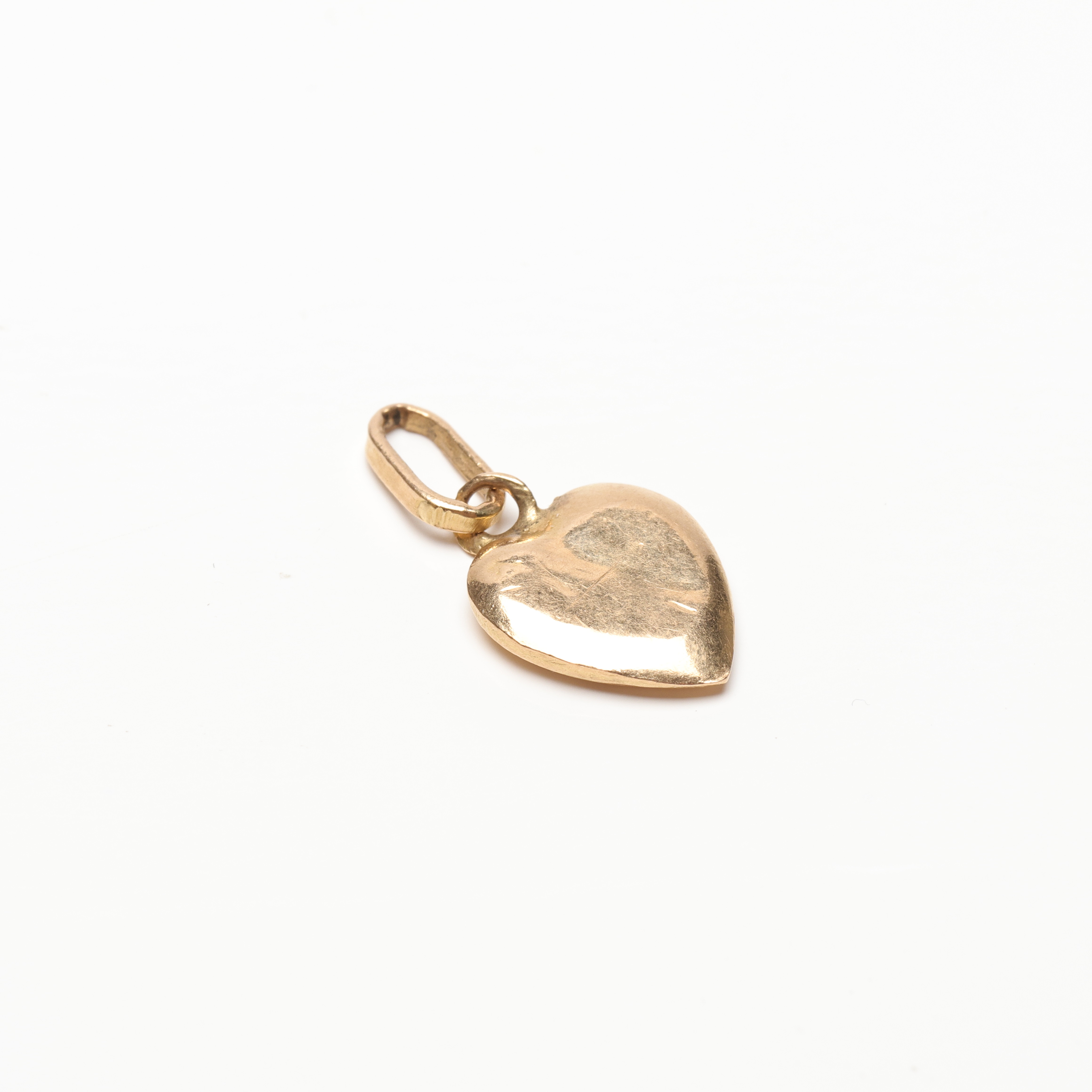 HÄNGE, guld, hjärtformad. Vikt ca 0,9 gram.