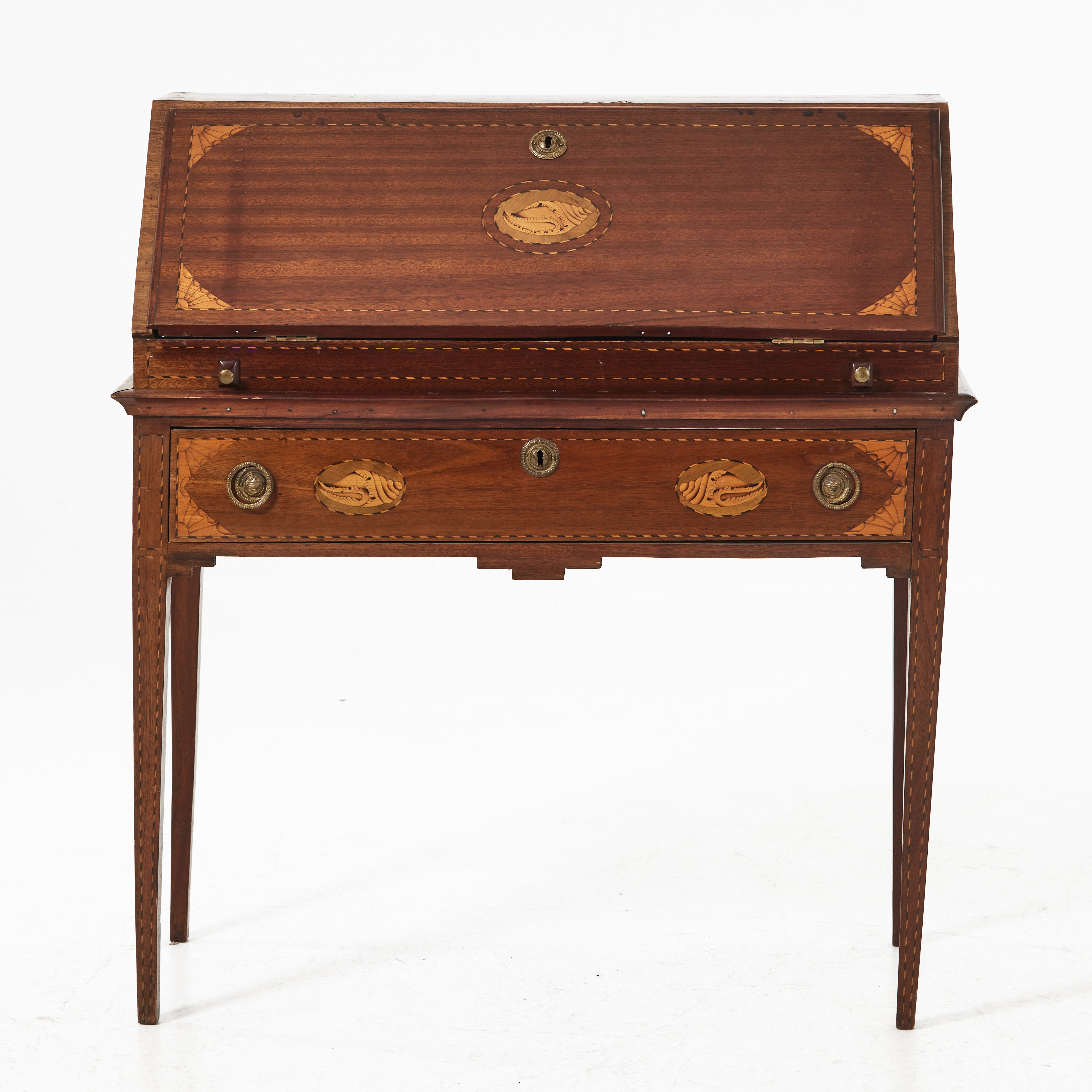 SNEDKLAFFSEKRETÄR, 1800-talets första hälft, fanérad i mahogny, dekor av intarsia, beslag i mässing.