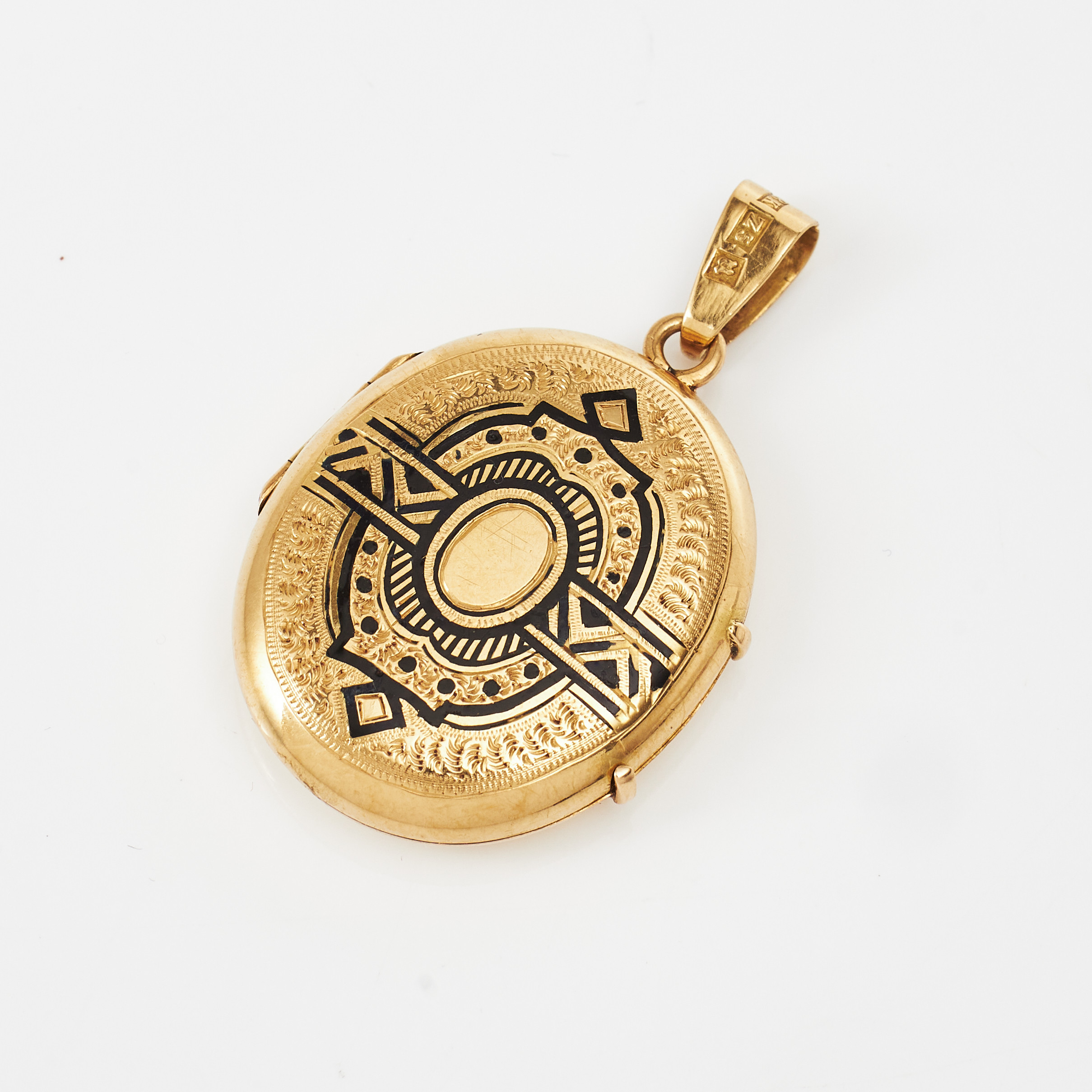 MEDALJONG, 18 k guld, svart emalj och graverad dekor, Frans Elof Hellsten (verksam 1857-1888/1902) Uppsala 1878.