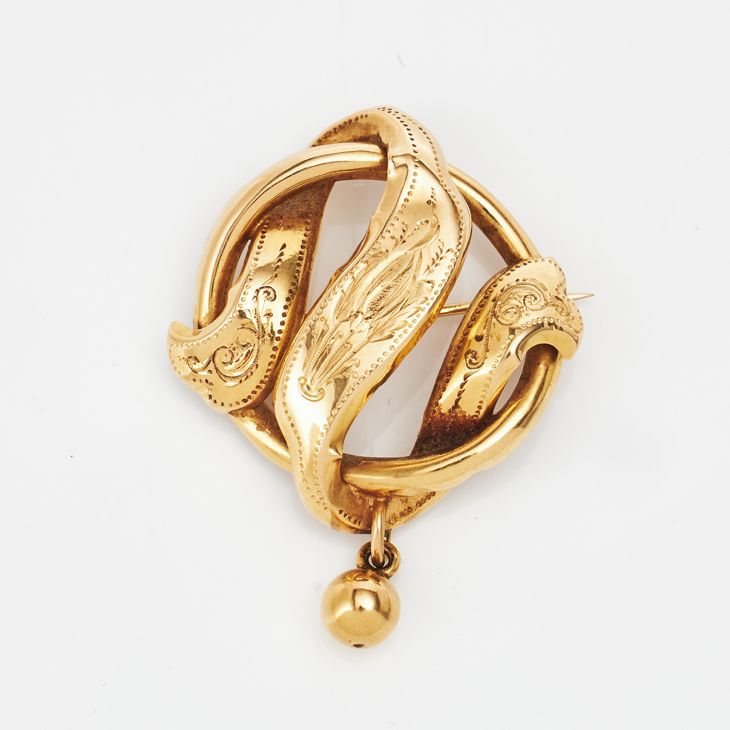 BROSCH, 18 k guld, graverad rocailledekor samt kulformat kläppe, Gustaf Dahlgren & Co, Malmö 1913.