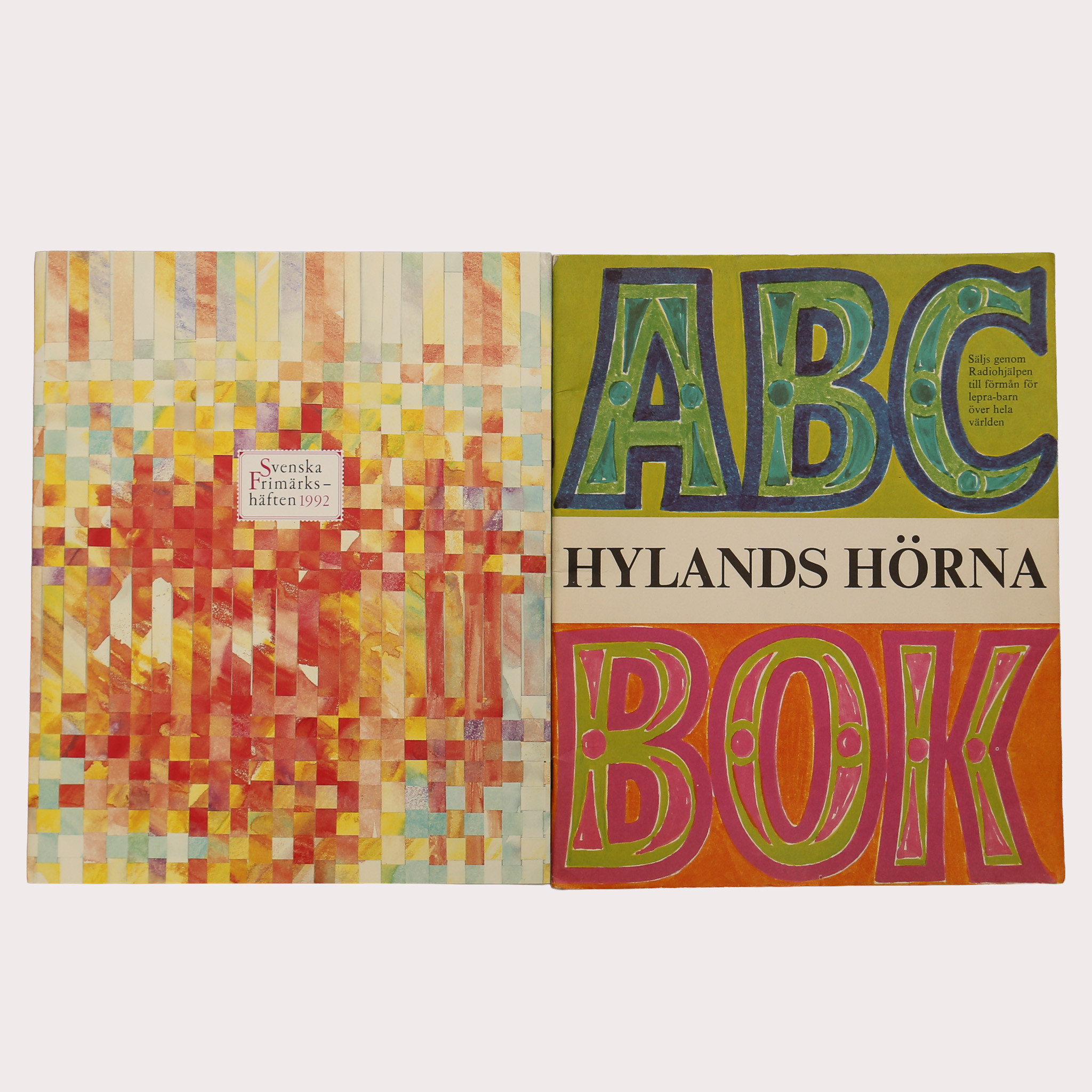SVENSKA FRIMÄRKSHÄFTEN år 1992, samt ABC BOK, Hylands Hörna, Tryckår 1966. 2 delar totalt.