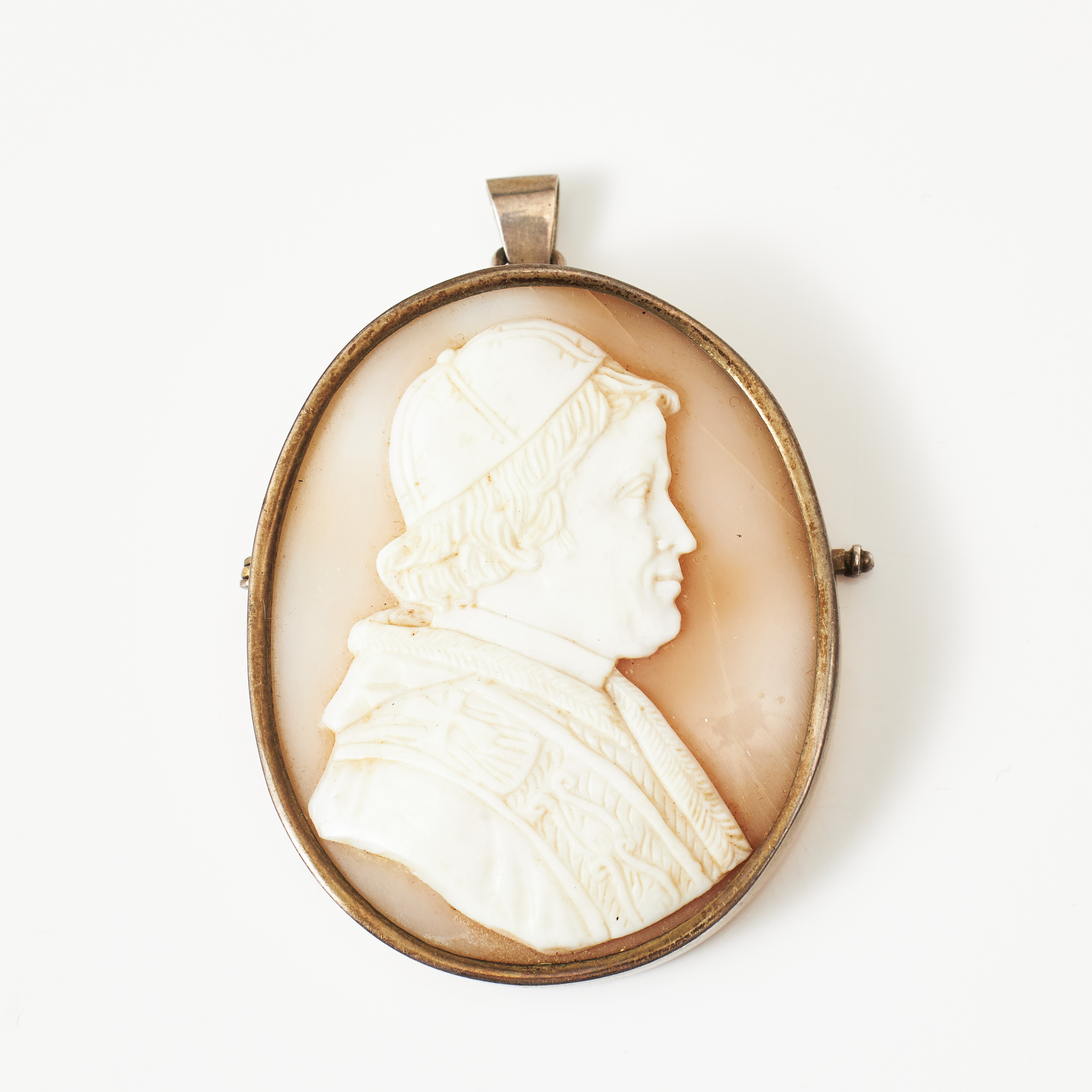 BROSCH, silver/800, kamé, skuret snäckskal föreställande en påve, 1800-tal.