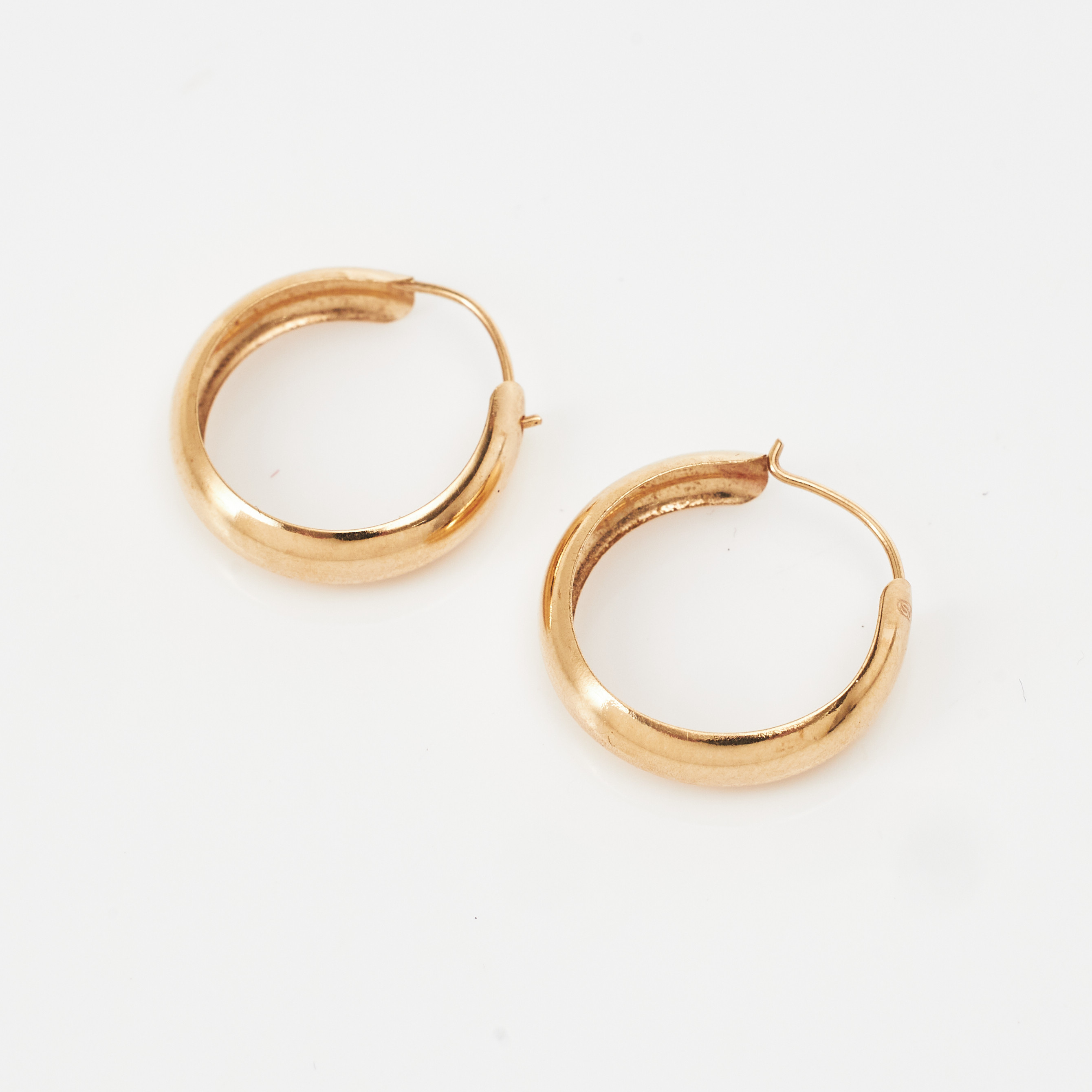 ÖRHÄNGEN, 1 par, 18 k guld, creolmodell, stämplade 750.