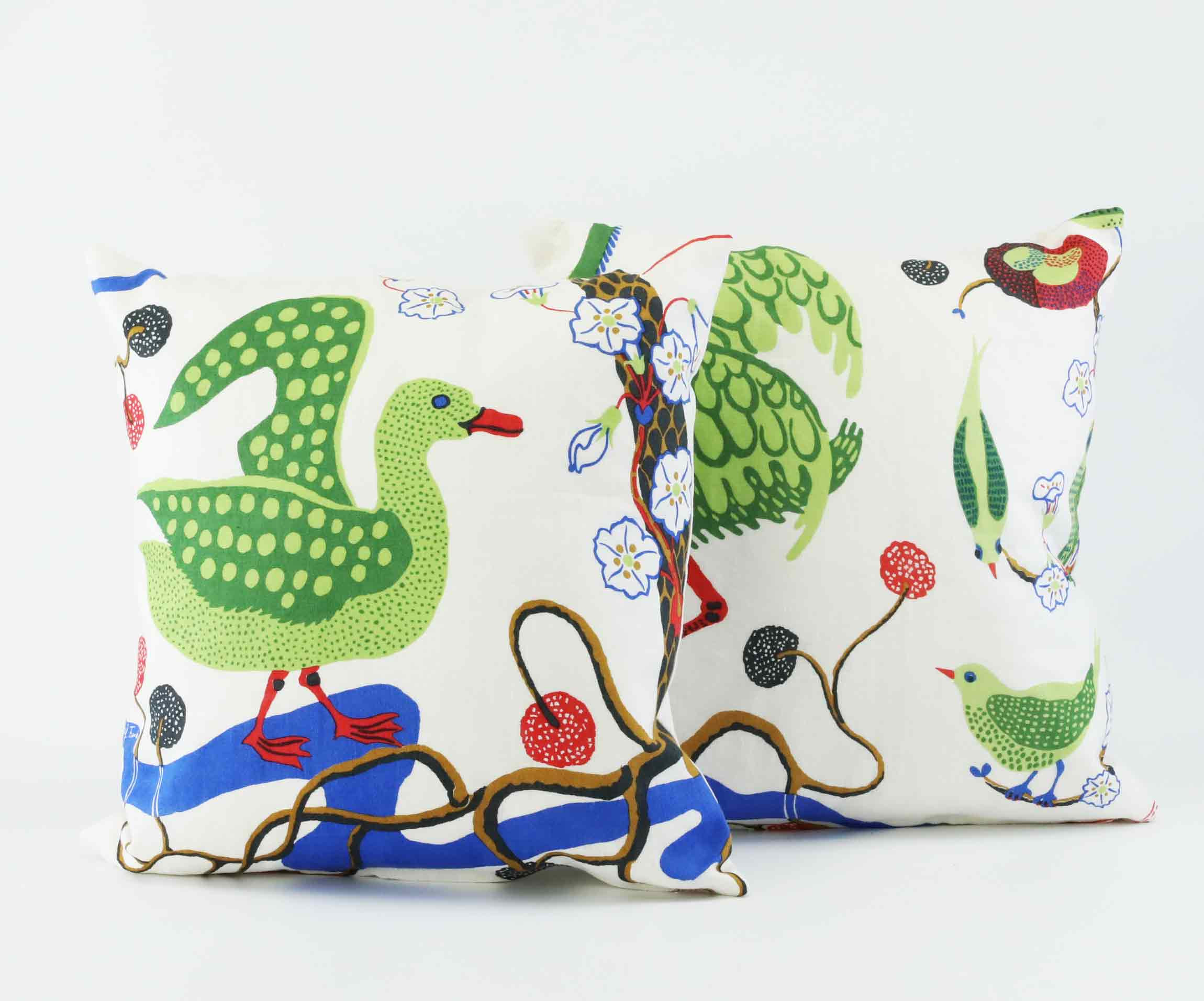 KUDDAR, ett par, klädsel "Gröna Fåglar" designat av Josef Frank för Firma Svenskt Tenn.