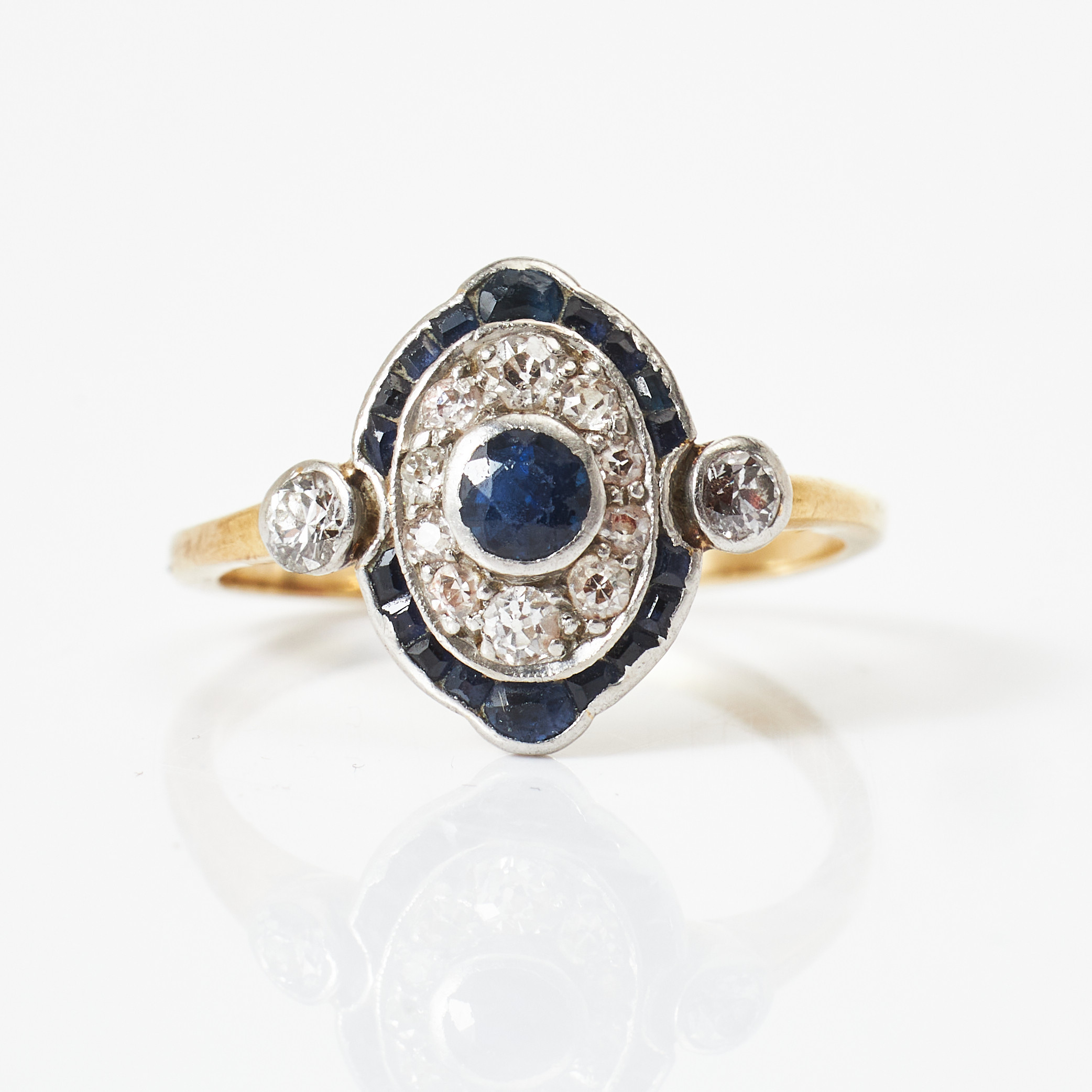 RING, 18 k guld, gammalslipade diamanter, fasettslipad blå sten samt flertalet med carreslipning, 1920/1930-tal, ostämplad.
