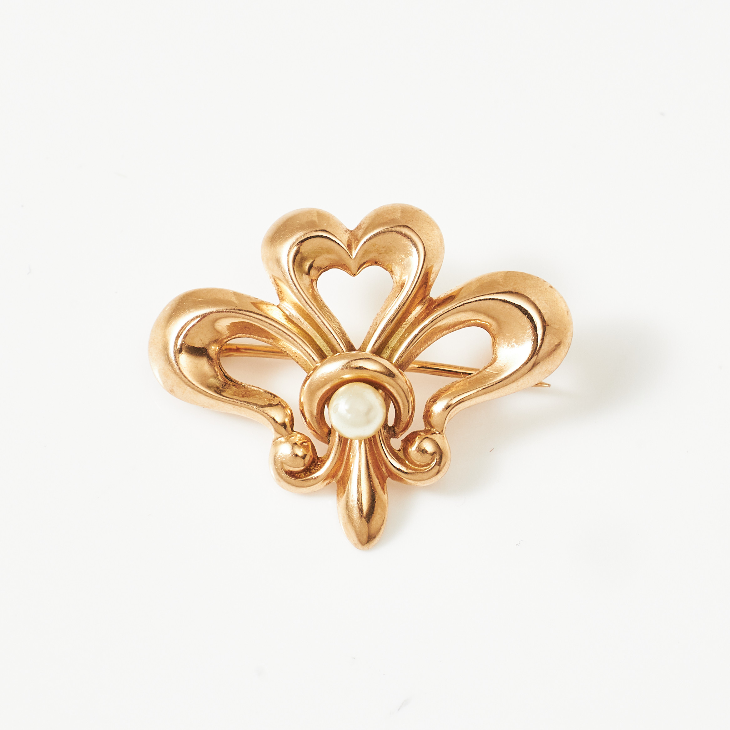 BROSCH, 14 k guld, dekor med pärlimitation.