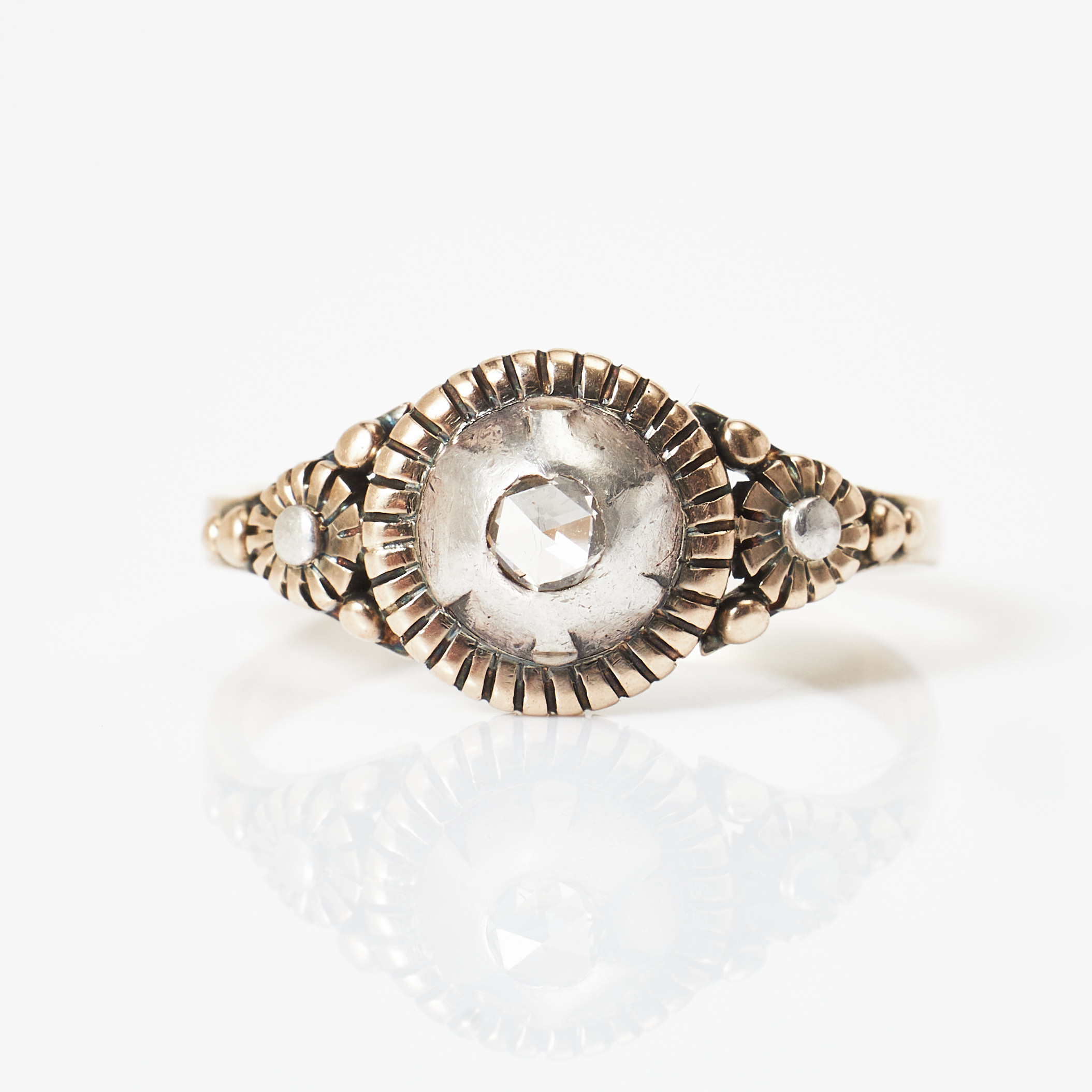 RING, 14 k guld, rosenslipad diamant i silvermontering, 1700-tal, sidodekorer av granulater.