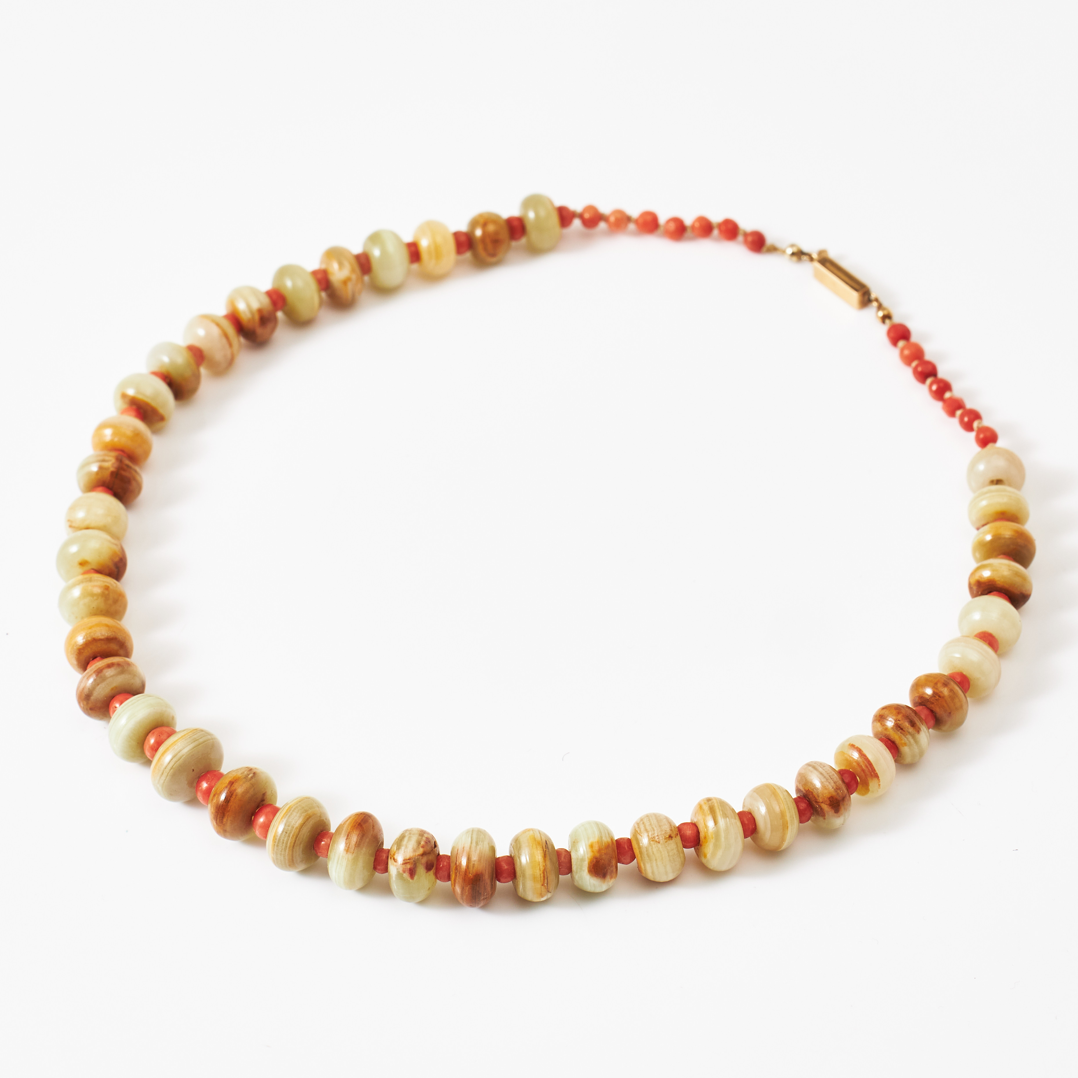 COLLIER, rundlar av onyx-marmor med mellanliggande korallkulor, lås, 18 k guld, Hugo Grun & Co AB, Stockholm 1954.