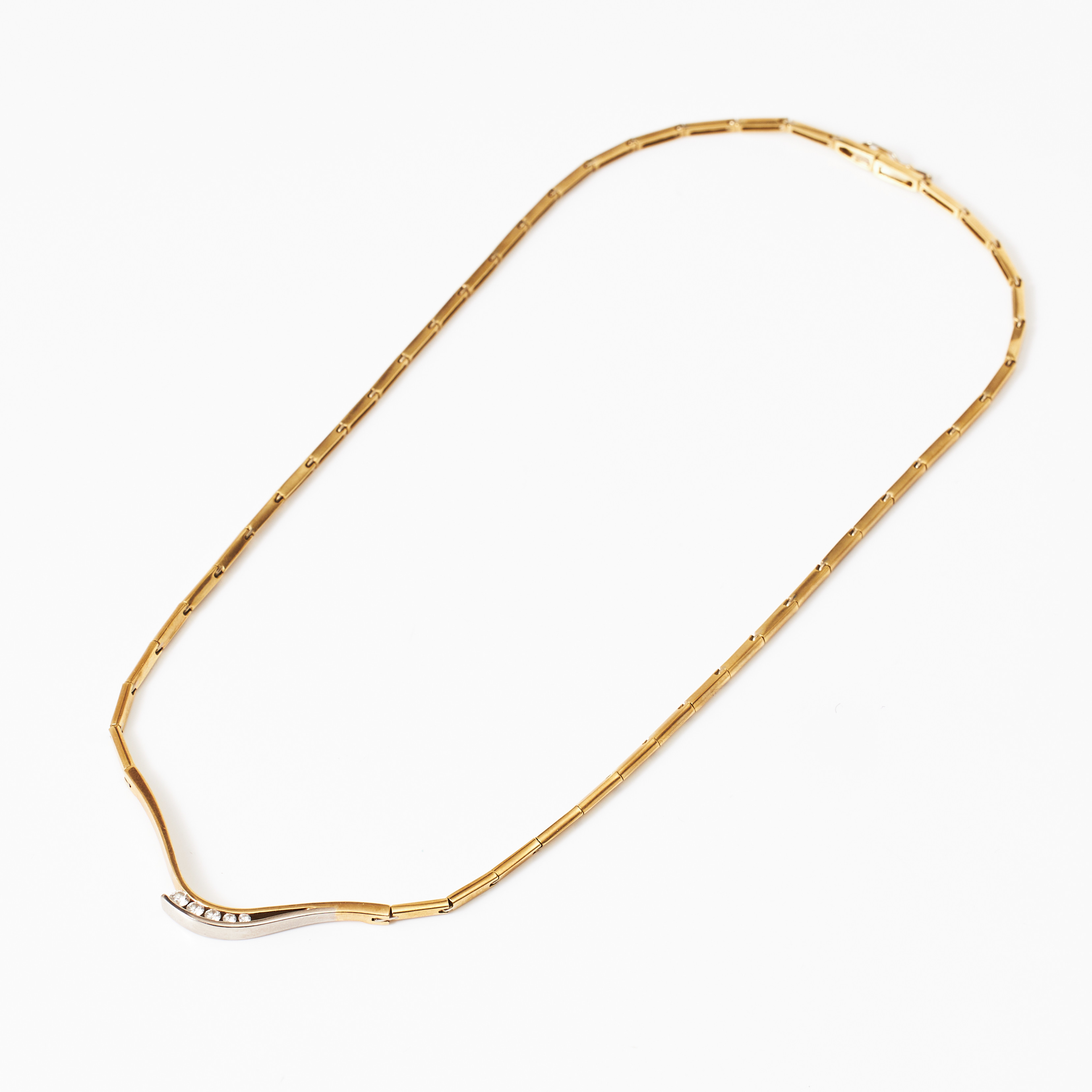 COLLIER, 18 k guld, halvstel länk, v-formad mittdel med dekor av 5 briljanter i kanalfattning, totalt 0,26 ct.