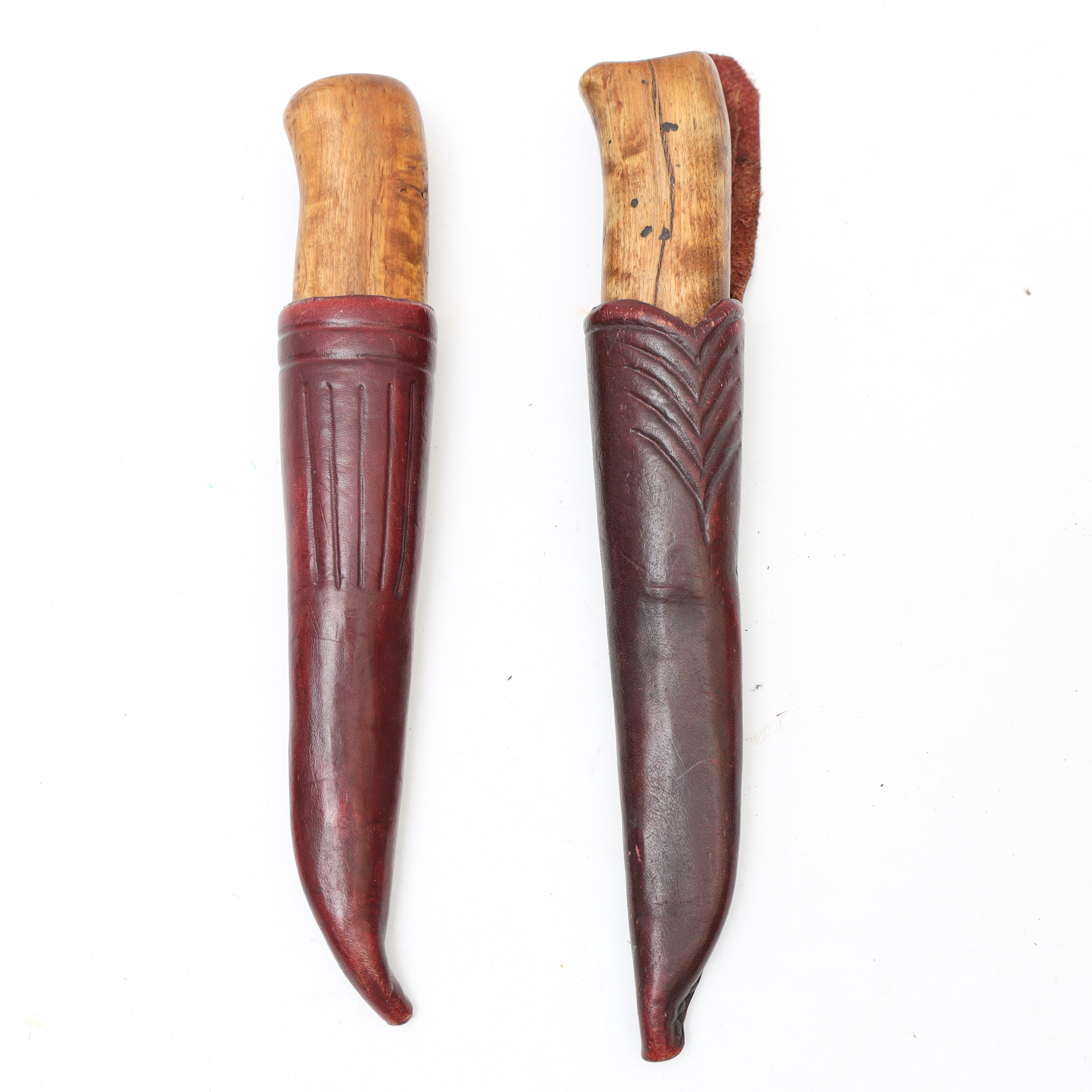 KNIVAR MED SLIDA 2st, handtag av trä och horn, slidor av läder, slidor signerade.