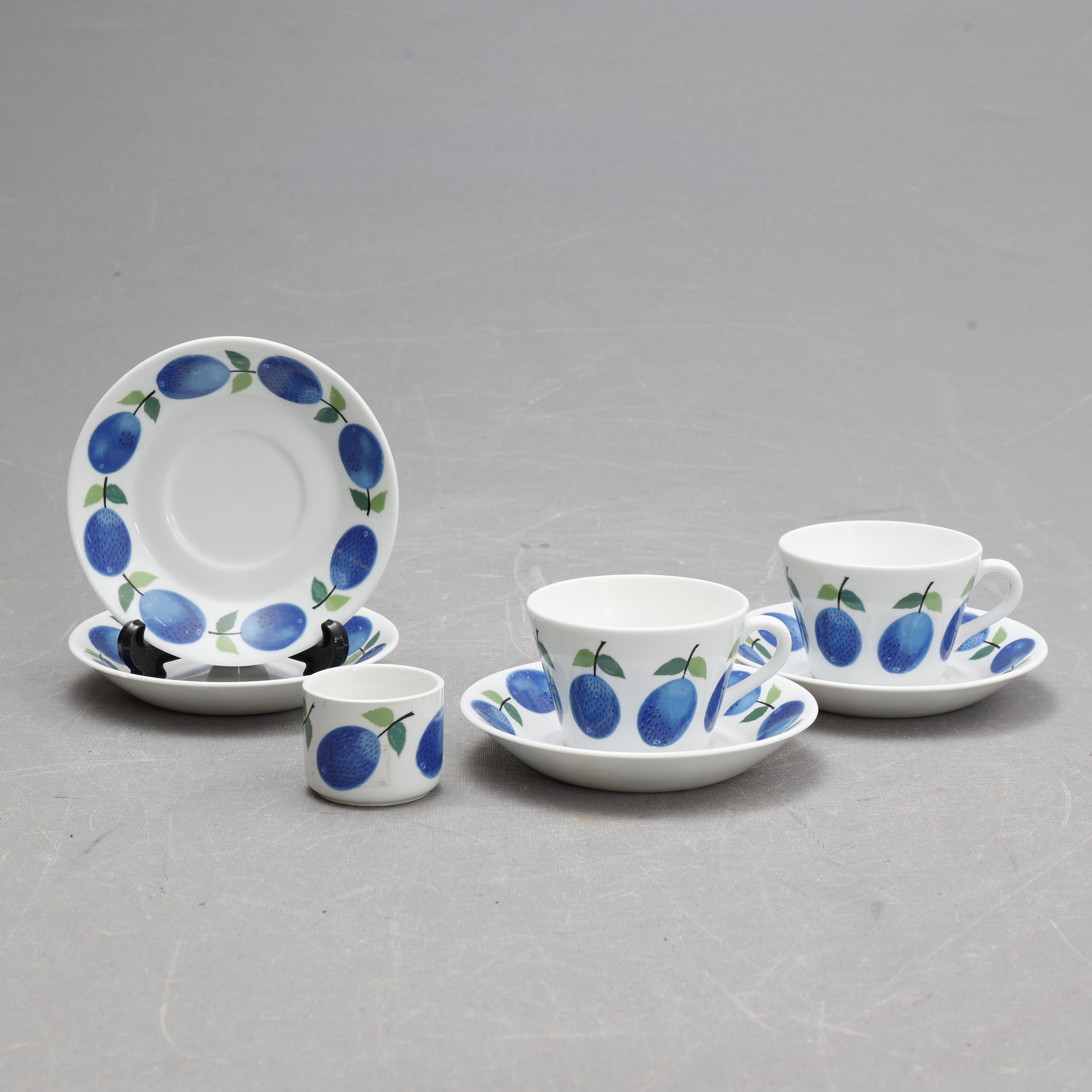 STIG LINDBERG. SERVISDELAR, " Prunus ", kaffekoppar med fat samt äggkopp.