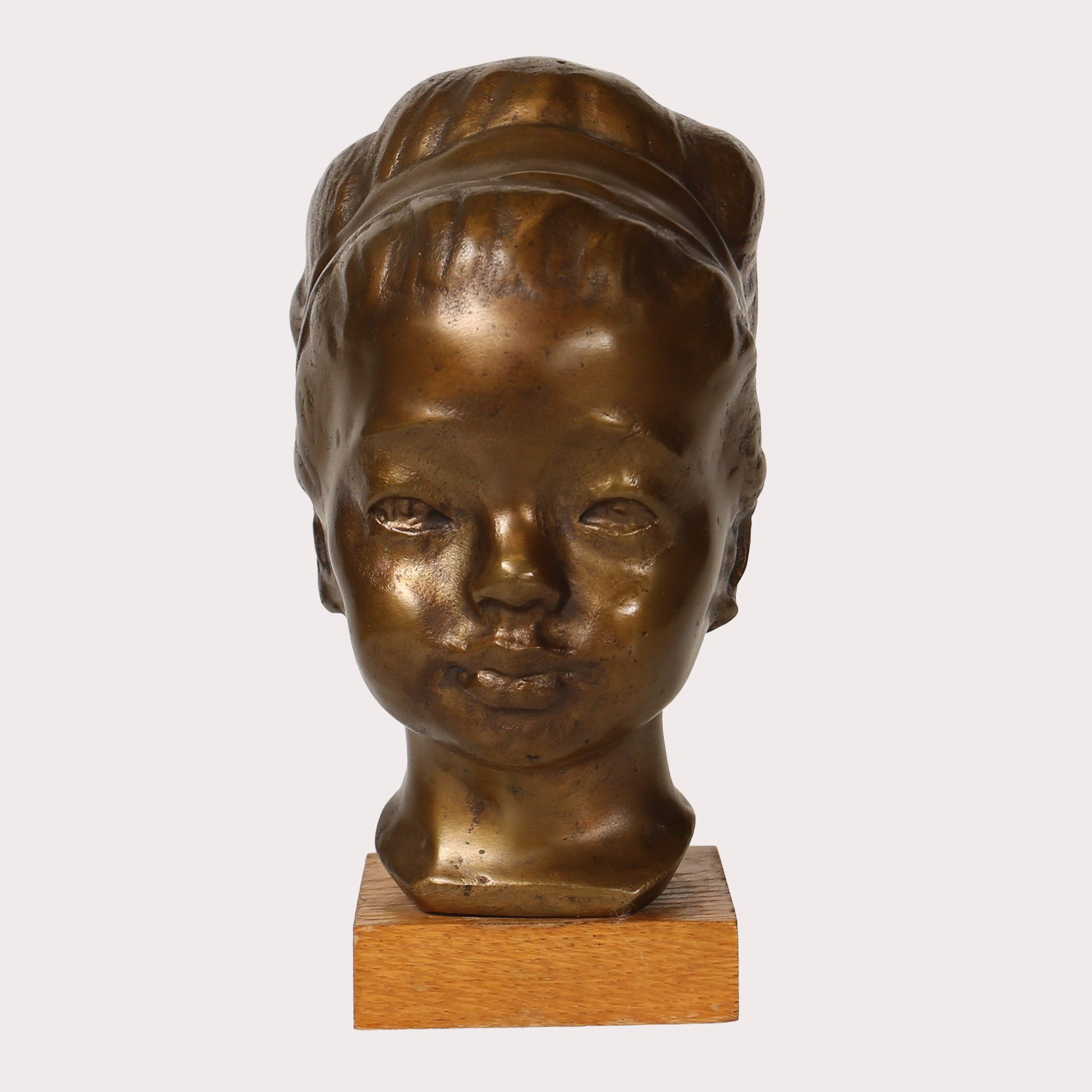 HELGE HÖGBOM. Skulptur, flickansikte, brons på träsockel, signerad.