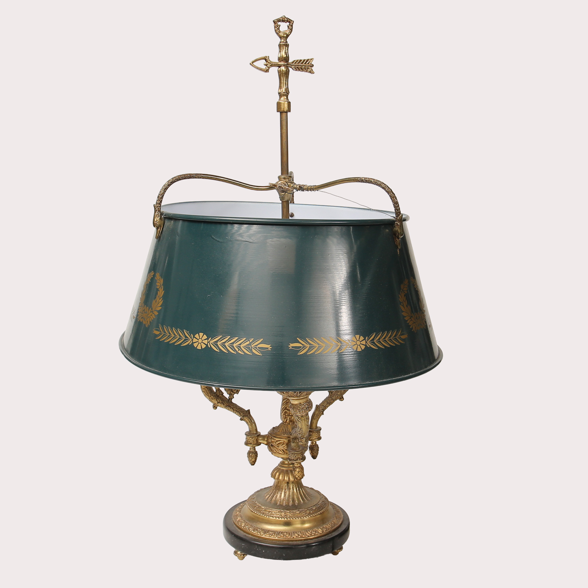 BORDSLAMPA/BOUILLOTTELAMPA, metall, grönlackerad plåtskärm, tre ljuskällor. 1900-talets sista fjärdedel.