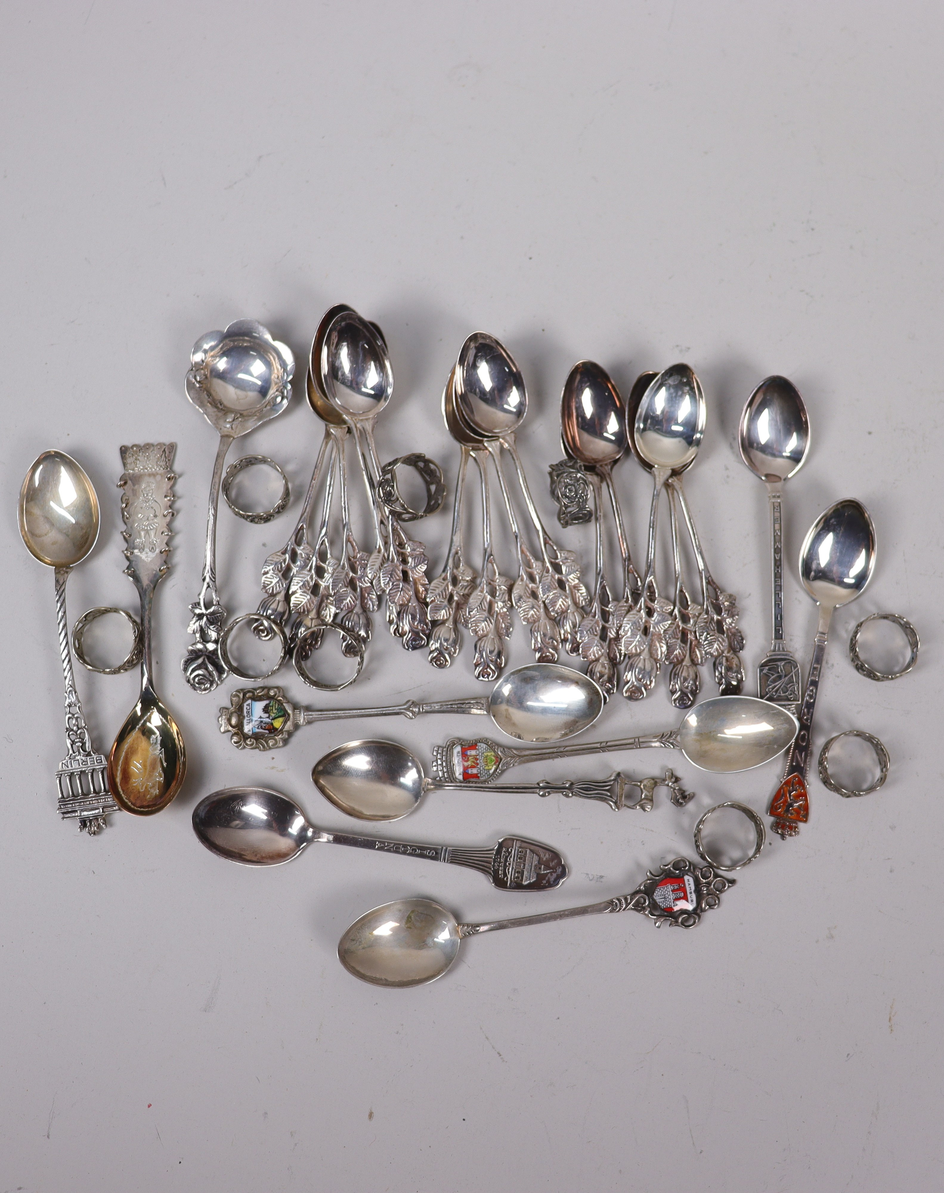 SILVER, bestick och servettringar, totalt 352 gram.